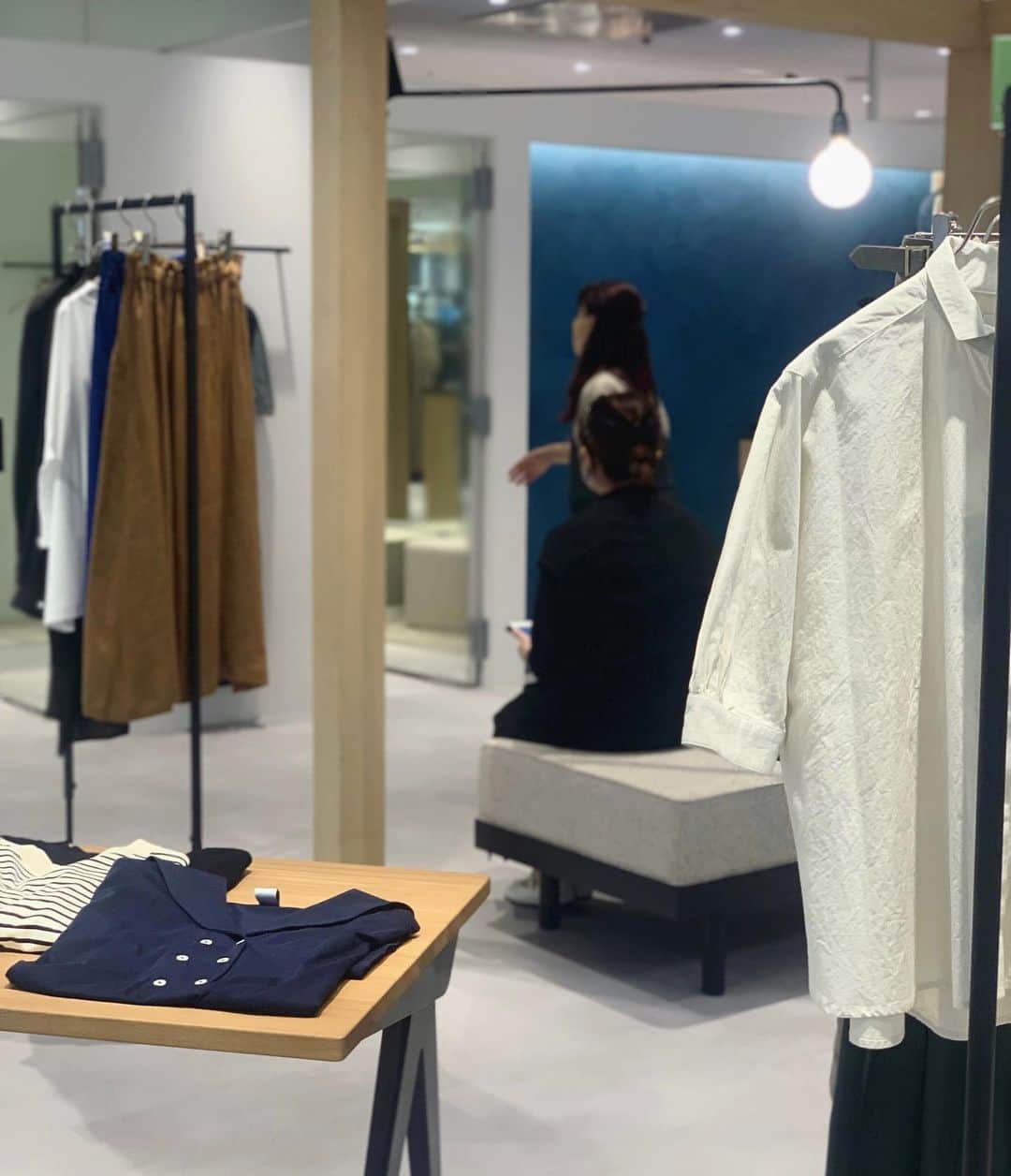 OKAのインスタグラム：「本日 @loisir_official の横浜SOGO店がオープンしました。 近くにお越しの際は是非お立ち寄り下さい！  〈内装プチ情報〉 大小のテーブルと壁付の照明器具をジャン・プルーヴェに、ソファは生地を選んでオリジナルで制作、ライトはガラスが美しいドイツCiassiConというブランドと、デンマークの＆Traditionのものを使っています。 自宅用に欲しくなってしまう素敵なデザイン😊」