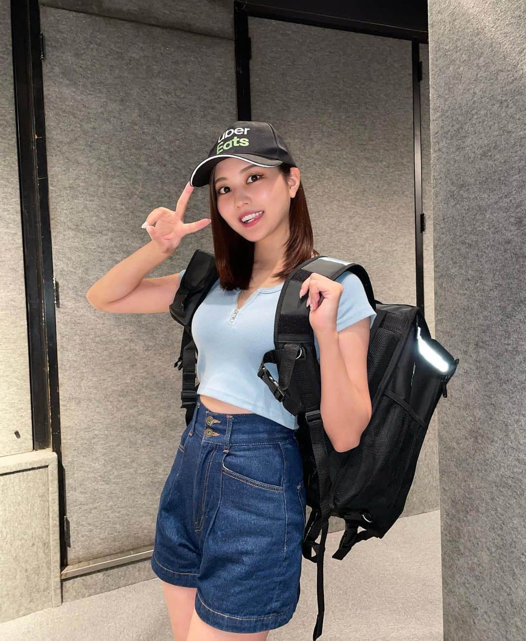 林ゆめのインスタグラム：「うーばーいーつ！ 前回のイベントでこの衣装は最後😌🫶🏻 みんなから好評で嬉しかった🥰  フラッシュで撮ったから反射板？が しっかり反応してる。笑笑」