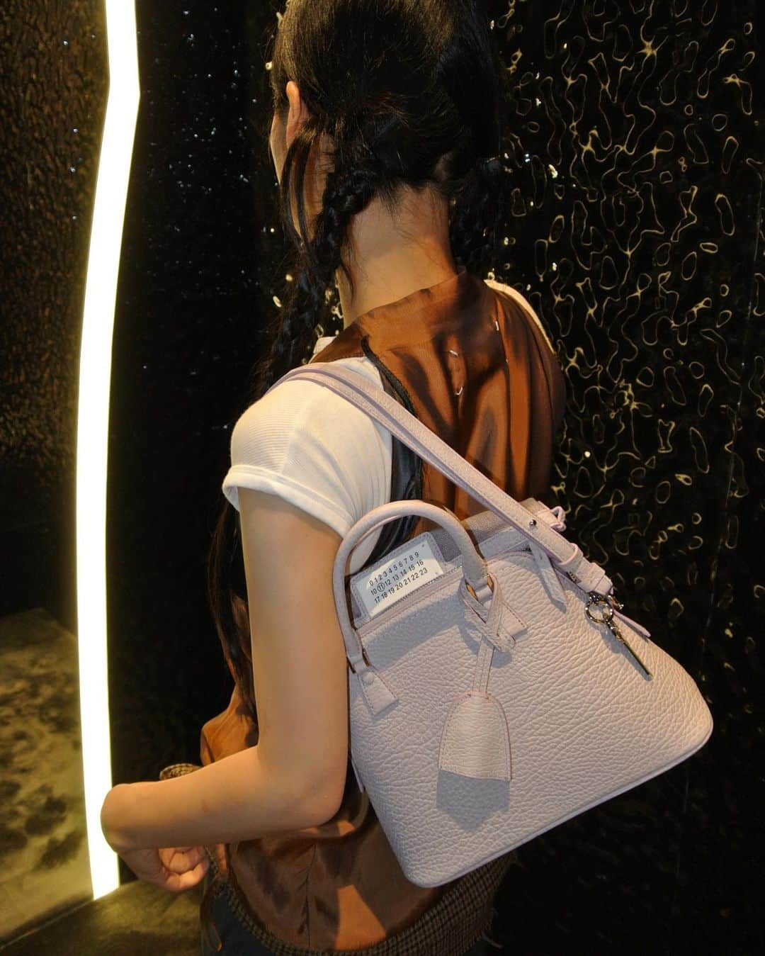 solsolさんのインスタグラム写真 - (solsolInstagram)「마르지엘라 룩👝머리도 예쁘게 땋아봤어요💭존 갈리아노가 디자인한 메종 마르지엘라 글램 슬램 백 예쁘죠🖤🪽다같이 더현대로 go! #메종마르지엘라 #글램슬램 #MaisonMargiela」7月14日 18時53分 - solwlyy