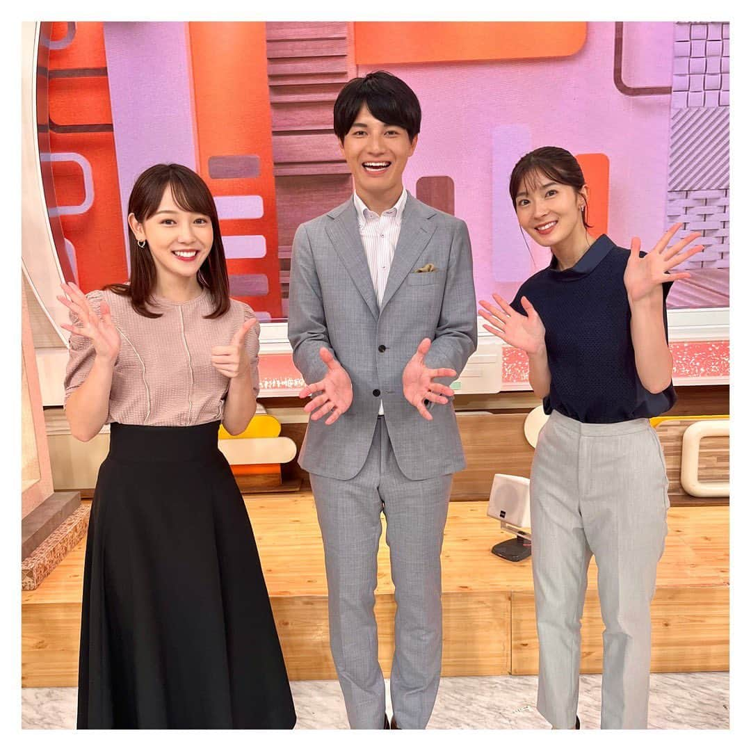 佐々木一真のインスタグラム：「斎藤アナが夏休みのため、今日は初めて5時25分までのMCを担当しました！  慣れていないことばかりであたふた… 頼もしい後輩2人にたくさん助けてもらいました。ありがとう😆  来週は木曜日まで草薙アナ、金曜日は再び佐々木が担当いたします✨  週末はかなり暑くなりそうです。 クーラーを上手に使って、乗り切りましょう！今日は暑さ対策という理由にかこつけて、アイスを2つも食べてしまいました⚡️反省。  #森千晴 キャスター #荒井理咲子 #新人 #2人ともしっかり者 #頼もしい後輩です  #先輩頑張ります #佐々木一真」