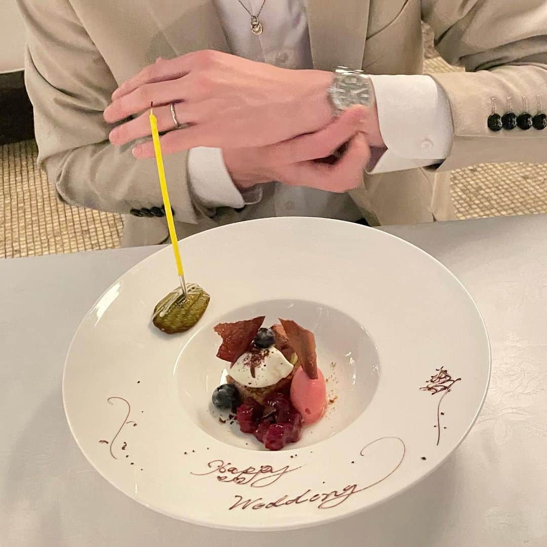 KANAKAのインスタグラム：「デザートプレートにメッセージ書いてもらった🤍  ホテルからお祝いの気持ちですと頂いたお紅茶☺️  #harmonieembrassee #アルモニーアンブラッセ大阪 #ホカンス #ホテル #大阪ホテル #入籍 #入籍日 #入籍日の過ごし方 #rayon #ホテルディナー #デザートプレート #happywedding」