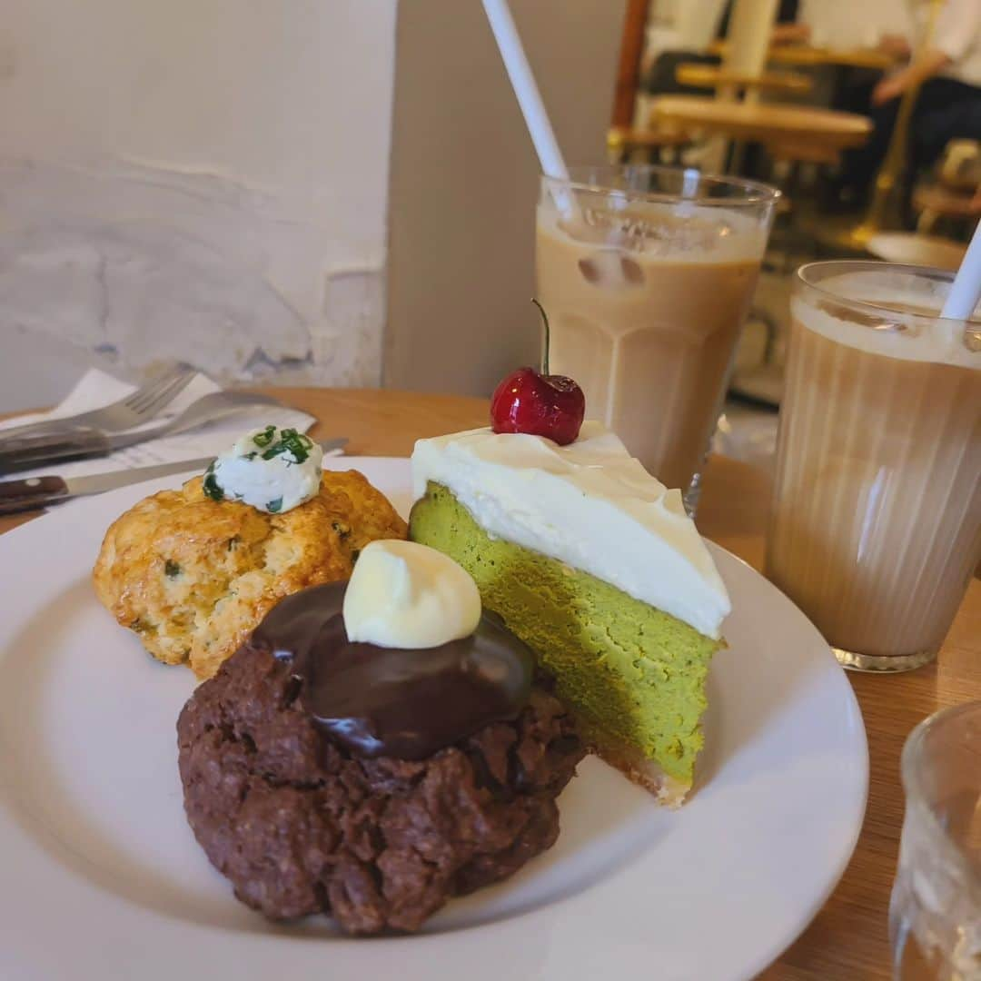 星名美怜さんのインスタグラム写真 - (星名美怜Instagram)「🖤🖤🖤 . 📍Cafe Layered 安国駅  ソウル市鍾路区 北村路２キル　２－３  서울 종로구 북촌로2길 2-3  韓国で流行っているスコーンが有名な カフェ♡  韓国の伝統家屋 韓屋をリノベした建物で 色んな味の手作りスコーンを味わえます！ 甘い系もあれば、しょっぱい系もあって 見た目も可愛く味も美味しい♡  人気なので、 夕方だと売り切れもちょこちょこ…  わたしはサワークリームのスコーンが こんな食べたことないー！って 感動でした♡ . #mireinsta #星名美怜 #みれいと韓国 #みれいとごはん  #cafeLayered #安国駅  #安国カフェ ⁡ ⁡ #ソウルカフェ⁡  #ソウルごはん #ソウルかわいいカフェ #ソウルスコーン #スコーンカフェ⁡ ⁡ #카페레이어드  #카페  #韓屋カフェ  #韓国旅行⁡ ⁡ #韓国グルメ  #anguk」7月14日 18時56分 - hoshina_mirei_official