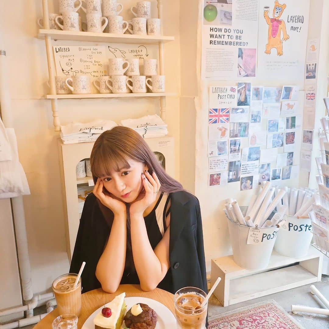 星名美怜さんのインスタグラム写真 - (星名美怜Instagram)「🖤🖤🖤 . 📍Cafe Layered 安国駅  ソウル市鍾路区 北村路２キル　２－３  서울 종로구 북촌로2길 2-3  韓国で流行っているスコーンが有名な カフェ♡  韓国の伝統家屋 韓屋をリノベした建物で 色んな味の手作りスコーンを味わえます！ 甘い系もあれば、しょっぱい系もあって 見た目も可愛く味も美味しい♡  人気なので、 夕方だと売り切れもちょこちょこ…  わたしはサワークリームのスコーンが こんな食べたことないー！って 感動でした♡ . #mireinsta #星名美怜 #みれいと韓国 #みれいとごはん  #cafeLayered #安国駅  #安国カフェ ⁡ ⁡ #ソウルカフェ⁡  #ソウルごはん #ソウルかわいいカフェ #ソウルスコーン #スコーンカフェ⁡ ⁡ #카페레이어드  #카페  #韓屋カフェ  #韓国旅行⁡ ⁡ #韓国グルメ  #anguk」7月14日 18時56分 - hoshina_mirei_official