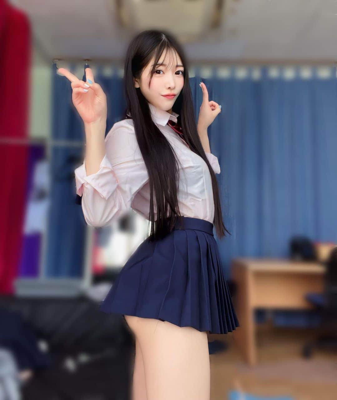 七瀬かれんのインスタグラム：「スカートの長さ合ってる？🤔」