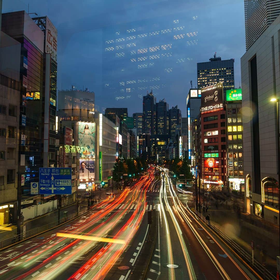Park Hyatt Tokyo / パーク ハイアット東京さんのインスタグラム写真 - (Park Hyatt Tokyo / パーク ハイアット東京Instagram)「Nightlife in Shinjuku is full of energy. Enjoy the positive vibes of the city!  高層ビルが林立する西、繁華街が広がる東など、多彩な魅力とエネルギーに満ちた新宿は、いつ訪れても新たな発見が。  Share your own images with us by tagging @parkhyatttokyo  —————————————————————  #parkhyatttokyo #luxuryispersonal  #discoverjapan #discovertokyo #tokyo #tokyonight #shinjuku #パークハイアット東京 #夜景 #東京 #新宿」7月14日 19時00分 - parkhyatttokyo