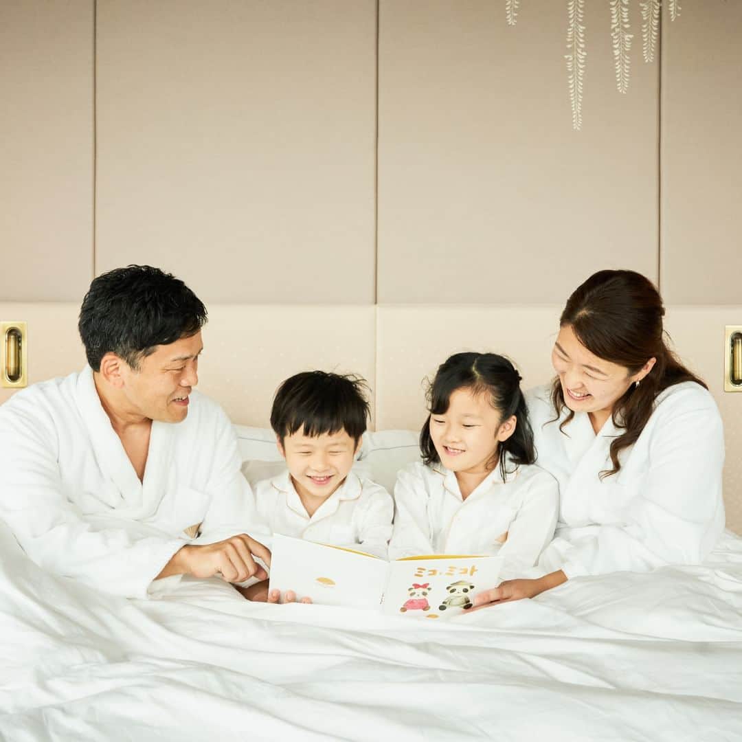 Mandarin Oriental, Tokyoのインスタグラム：「Have you decided on your summer plans? We have designed a perfect package for family stays including special benefits such as daily breakfast for your children, amenities, and extra beds. Along with various perks included in stays of two nights or more, you can fully enjoy the traditions and culture of Nihonbashi with your family, where Mandarin Oriental, Tokyo is located.  For more details on the "Family Summer Celebration" package available until the end of August, please visit our profile.  夏のご予定はお決まりでしょうか。お子さまのご朝食やアメニティ、エキストラベッドなどの特典がついた、ご家族でのステイにぴったりなプランをご用意いたしました。２連泊以上のご宿泊に含まれるさまざまな特典とともに、江戸時代からの伝統と文化が息づく日本橋を、ご家族でご満喫ください。８月末までの「夏限定のファミリーステイ」プランの詳細は、プロフィールよりご確認ください。 … Mandarin Oriental, Tokyo @mo_tokyo#MandarinOrientalTokyo #MOtokyo #ImAFan #MandarinOriental #Nihonbashi #Tokyohotel #familyplan #summerplants  #マンダリンオリエンタル #マンダリンオリエンタル東京 #東京ホテル #日本橋 #日本橋ホテル #ファミリーステイ #サマープラン」
