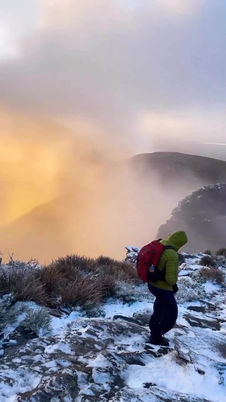 Australiaのインスタグラム：「Turns out heaven is a place on earth 🤩 Kudos to @harrybehindthelens.au for capturing this magical moment on Pualaar Miial (#BluffKnoll), which is @australias_southwest’s highest peak 🏔️Located 4 hours from Boorloo (@destinationperth) in @westernaustralia’s #StirlingRangeNationalPark, you can’t beat a hike to the summit to experience this breathtaking winter wonderland for yourself! ❄️   🎥: @harrybehindthelens.au   📍: Bluff Knoll, @australias_southwest, @westernaustralia  #seeaustralia #comeandsaygday #WAtheDreamState #AustraliasSouthWest」