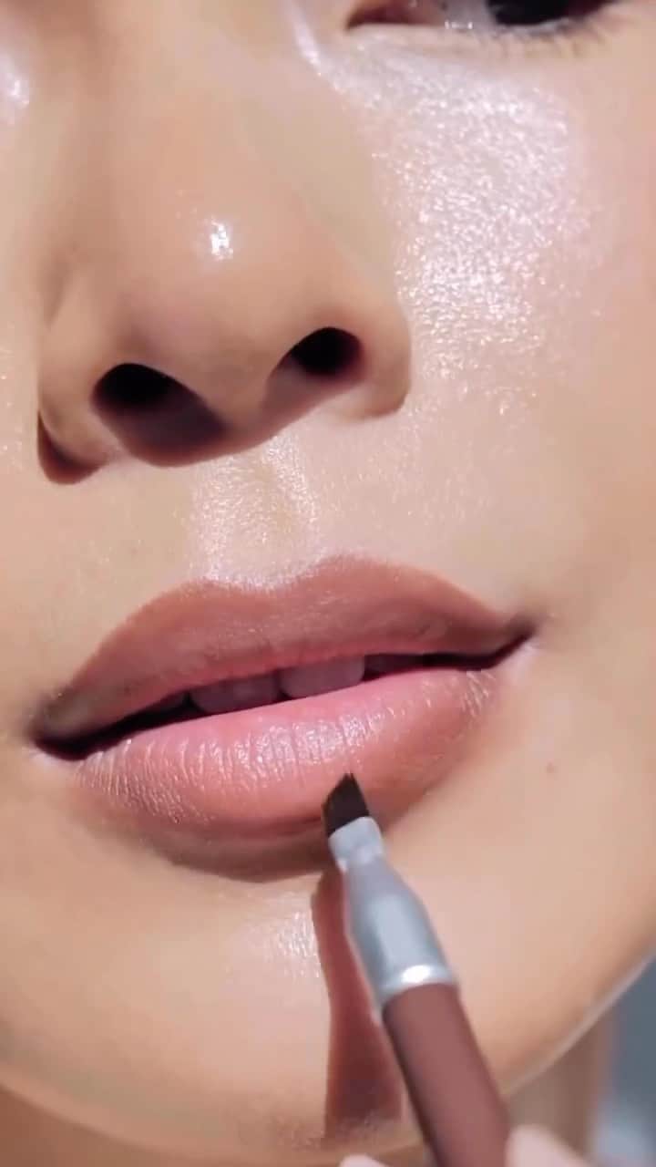 rms beautyのインスタグラム：「. 大好評ご予約受付中💋 『ゴーヌード リップペンシル』  いつものリップメイクも アウトラインをプラスするだけで より印象的に仕上がります。  ぜひお気に入りのリップライツや リップチークと組み合わせて あなただけのリップメイクをお楽しみください✨  👇動画内で紹介している組み合わせ例（登場順）  🌸モーニングデュー + ティントデイリーリップバーム パッションレーン  🌹サンライズヌード + リップチーク モデスト  🌙ナイトタイムヌード + リップライツ ルーモア  🧡デイタイムヌード + リップライツ ビズ  ✨サンセットヌード + リップチーク スペル  🤎ミッドナイトヌード + リップライツ ラプソディ  ■Go Nude Lip Pencil ゴーヌード リップペンシル 全6色 ￥3,630 (税込)   ■Build Your Own Lip Kit ビルドユアオウン リップキット 各￥5,500 (税込) ※数量限定  . 気になる組み合わせはありましたか？ 絵文字やコメントでぜひ教えてください😘  #rms #rmsbeauty #rmsbeautyjapan #アールエムエス #ゴーヌードリップペンシル #リップペンシル  #リップライツ #リップチーク #リップティント #新作コスメ #NEW #NEWRELEASE #新商品  #makeupkitchen #メイクアップキッチン」