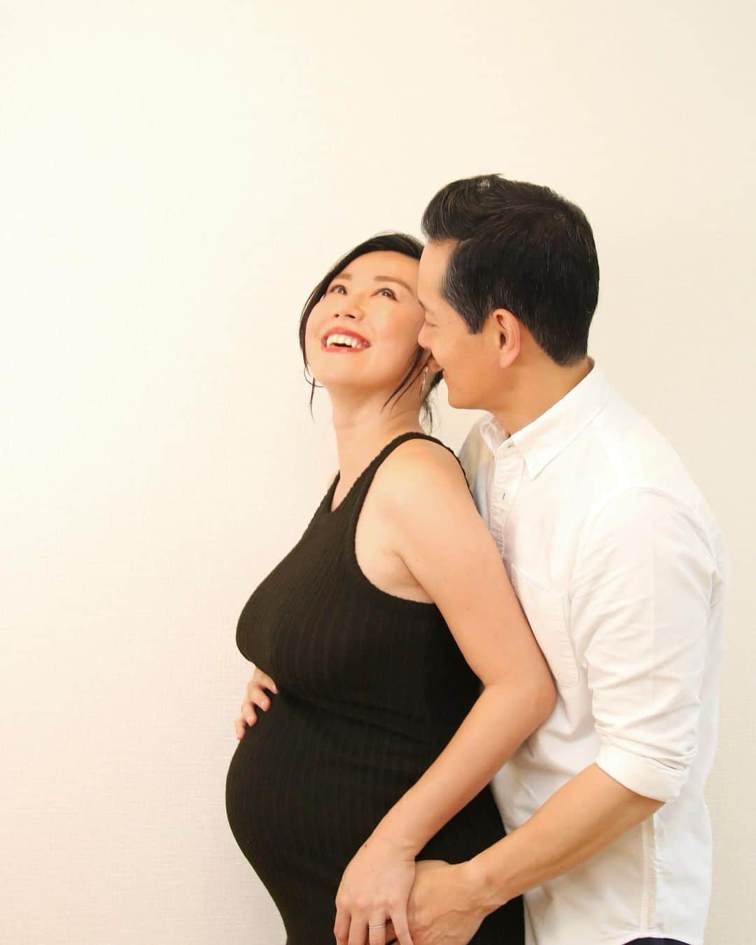 Hiroe Hiranoさんのインスタグラム写真 - (Hiroe HiranoInstagram)「MATERNITY PHOTO SHOOT 🌻👶 この時間を思い出すと、心がほっと温かくなる💚 ⁡ マタニティフォトを体験して、 改めて込み上げてくる想いがありました。 ⁡ １５年来の友である 写真家/ベリーダンサーのナシャール。 ⁡ 私たちは《#美プロフィール撮影会》というコンテンツを かれこれ１０年以上やってきて３０００人以上の 日本女性たちのポートレートを撮ってきました🌏 ⁡ 「 すべての女性はうつくしい 」 「 あなただけがもつ輝きを知る 」 ⁡ 唯一無二の自分の魅力。 まさに、Be yourself 💎 ⁡ そして、一人一人の人生と向き合い 大切に育ててきたんだよね✨ ⁡ 何度も鳥肌が立つような、女性の輝きを 目の当たりにしてきた経験。 ⁡ 私のライフワークの原点であり、 魂が喜んでいるコトって体感していて。 これからの時代により必要な事だなと感じています🌱  自分の中にある、大きな木の幹のような軸🌳 フツフツと沸き出てくる何か💎 ブランド創作も然り、全てがつながっているコト。 また、この熱い想い語りたい✨ ⁡ 出産を終えたら、良きタイミングに セルフブランディングコーチングをプラスしたり、 更にバージョンアップした企画でお届けする予定。  《#リトリートフォトセッション》お楽しみに🩵 ⁡ ヌード撮影も撮ったよ💫💚 見たいお友達シェアするね😆笑 350枚以上の写真たち。私にとって宝物になりそう✨ ⁡ 昨夜は遅くまで、夫も一緒に日本の文化や スピリットについて熱く語ったり。  ディープトークできて実りある時間でした。ありがとう🧡 @nashaal_barbara  ⁡ ⁡  そして、去年の流産の手術から、約1年。 人生ってドラマティックだね。  こんなに笑顔になってる私。 なんともディープで言葉では表せられない時でした。  人生の節目。章の切り替わりに✨ 夏生まれの男の子🌻👶 地球でお待ちしてます🌏  #family #maternity #mom  #maternityphotography  #マタニティフォト #マタニティ #mywellbeing #マイウェルビーイング #国際結婚カップル」7月14日 19時02分 - hiroe_hirano