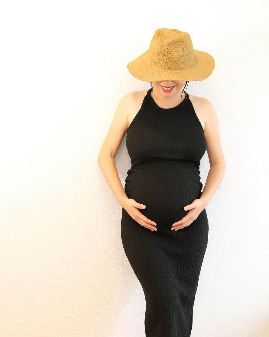 Hiroe Hiranoさんのインスタグラム写真 - (Hiroe HiranoInstagram)「MATERNITY PHOTO SHOOT 🌻👶 この時間を思い出すと、心がほっと温かくなる💚 ⁡ マタニティフォトを体験して、 改めて込み上げてくる想いがありました。 ⁡ １５年来の友である 写真家/ベリーダンサーのナシャール。 ⁡ 私たちは《#美プロフィール撮影会》というコンテンツを かれこれ１０年以上やってきて３０００人以上の 日本女性たちのポートレートを撮ってきました🌏 ⁡ 「 すべての女性はうつくしい 」 「 あなただけがもつ輝きを知る 」 ⁡ 唯一無二の自分の魅力。 まさに、Be yourself 💎 ⁡ そして、一人一人の人生と向き合い 大切に育ててきたんだよね✨ ⁡ 何度も鳥肌が立つような、女性の輝きを 目の当たりにしてきた経験。 ⁡ 私のライフワークの原点であり、 魂が喜んでいるコトって体感していて。 これからの時代により必要な事だなと感じています🌱  自分の中にある、大きな木の幹のような軸🌳 フツフツと沸き出てくる何か💎 ブランド創作も然り、全てがつながっているコト。 また、この熱い想い語りたい✨ ⁡ 出産を終えたら、良きタイミングに セルフブランディングコーチングをプラスしたり、 更にバージョンアップした企画でお届けする予定。  《#リトリートフォトセッション》お楽しみに🩵 ⁡ ヌード撮影も撮ったよ💫💚 見たいお友達シェアするね😆笑 350枚以上の写真たち。私にとって宝物になりそう✨ ⁡ 昨夜は遅くまで、夫も一緒に日本の文化や スピリットについて熱く語ったり。  ディープトークできて実りある時間でした。ありがとう🧡 @nashaal_barbara  ⁡ ⁡  そして、去年の流産の手術から、約1年。 人生ってドラマティックだね。  こんなに笑顔になってる私。 なんともディープで言葉では表せられない時でした。  人生の節目。章の切り替わりに✨ 夏生まれの男の子🌻👶 地球でお待ちしてます🌏  #family #maternity #mom  #maternityphotography  #マタニティフォト #マタニティ #mywellbeing #マイウェルビーイング #国際結婚カップル」7月14日 19時02分 - hiroe_hirano