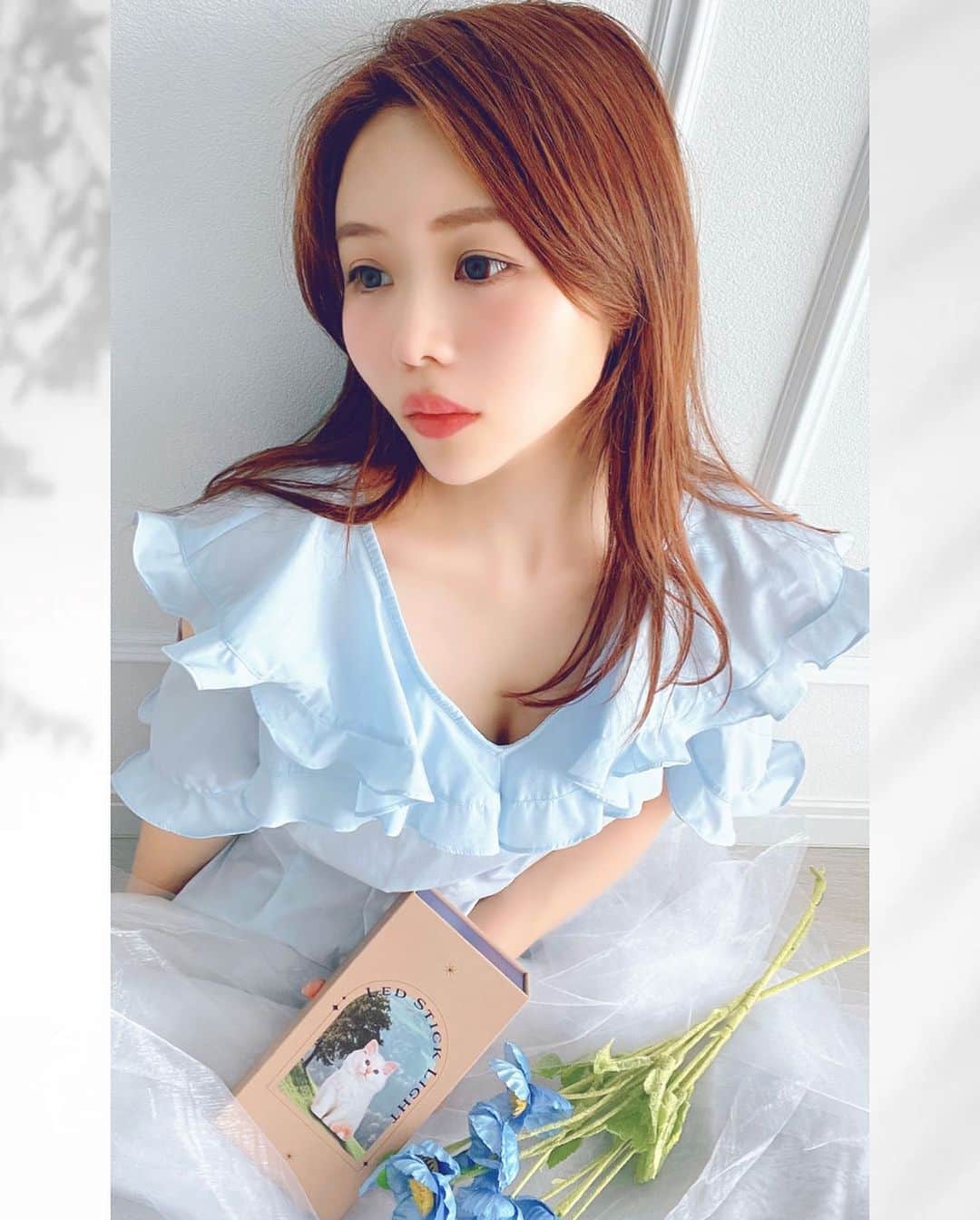 橋本実花のインスタグラム：「KAIさんがコラボで出した ハンディーネイルライト🔦💅  パッケージ可愛すぎて、 頑張って世界観に入り込んでみた。。✳︎✳︎  (ぎゅんぎゅんの加工✌️ぴーす😇)  猫の背景のアルプス山脈から 猫の影や文字の配置など… 全てにこだわって デザインしたんだって🩵  さすがです👍 最高✨激かわ。  そしてKAIさんならではの 『変態要素』も、ちゃんっと 隠れミッキーみたいな感じで 入ってるんだよ🥹✳︎♡ (※Disneyファンのみなさんすみません)  KAI×TOY's のハンディーライト @kai32 @toysbyinity」