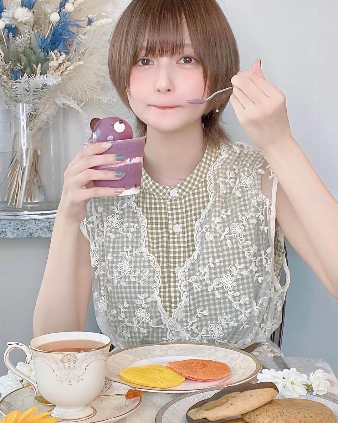 こばしり。さんのインスタグラム写真 - (こばしり。Instagram)「ここ数日、実は海外に行ってて...✈️ 近々そのVlogが上がるのでお楽しみに！(編集頑張る💻)  そして、みんな夏は楽しんでますか🏖️ うちはふと、高島屋オンラインストア( @takashimaya_online )で買った夏スイーツを食べたのを思い出して、また食べたくなっちゃったよ🍨  次はゼリー辺りをお盆におばあちゃん家に取り寄せて、帰省した時に家族みんなと食べようかな🍮💭  抽選で高島屋オンラインストア一押しのスイーツがプレゼントされるInstagram投稿キャンペーンも終了間近で7/26(水)午前10時までなので是非参加してみてね🍒  🍋PIERRE HERME PARIS レ ゴーフレット ド ピエール エルメ¥6,480(税込)  🐻‍❄️ PATISSERIE YANAGIMURA ヤナギムラのフローズンしろくまセット ¥5,832(税込)  🍪 marl ほおばるクッキー「夏めくクッキーコレクション」12枚入 ¥3,780(税込)  #高島屋のある暮らし #夏の美味 #pr #高島屋 #タカシマヤ #高島屋オンラインストア #takashimaya」7月14日 19時04分 - lovetomato_24