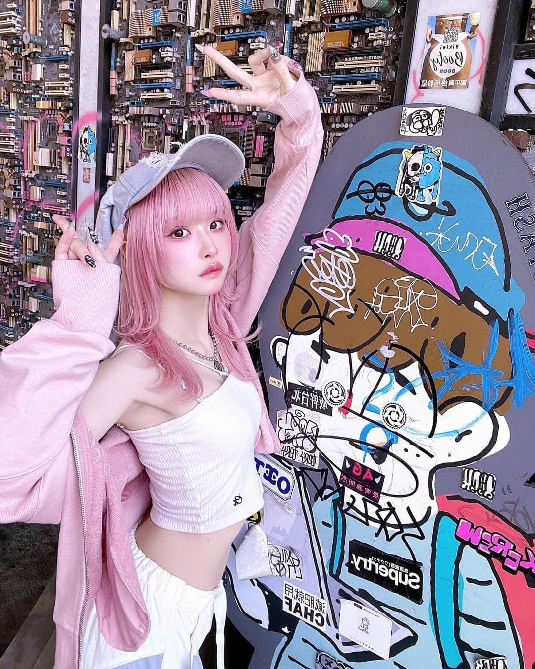 いちのインスタグラム：「台湾あち~  #idol #cosplay #cosplayer #cosplaygirl #japanesegirl #girl #selfie #instagood #hightone #maid #wolf #pinkhair #highlighthair #twins #twintail #fff #lfl #l4l #ハイライトカラー #アイドル #派手髪 #ウルフカット #ウルフ」