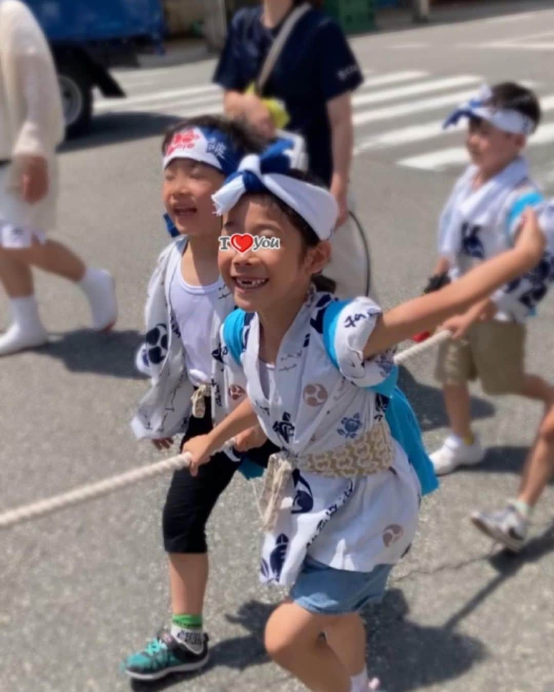 村田千弥のインスタグラム：「夏祭り🌻 浴衣も良いけど、法被も良き。  今年はじめて、お神輿を引く経験をした娘。  夜は出店へ。 卵せんべい美味しい〜と言った2秒後、 地面にべしょっと卵丸ごと落としてました。やれやれ。」