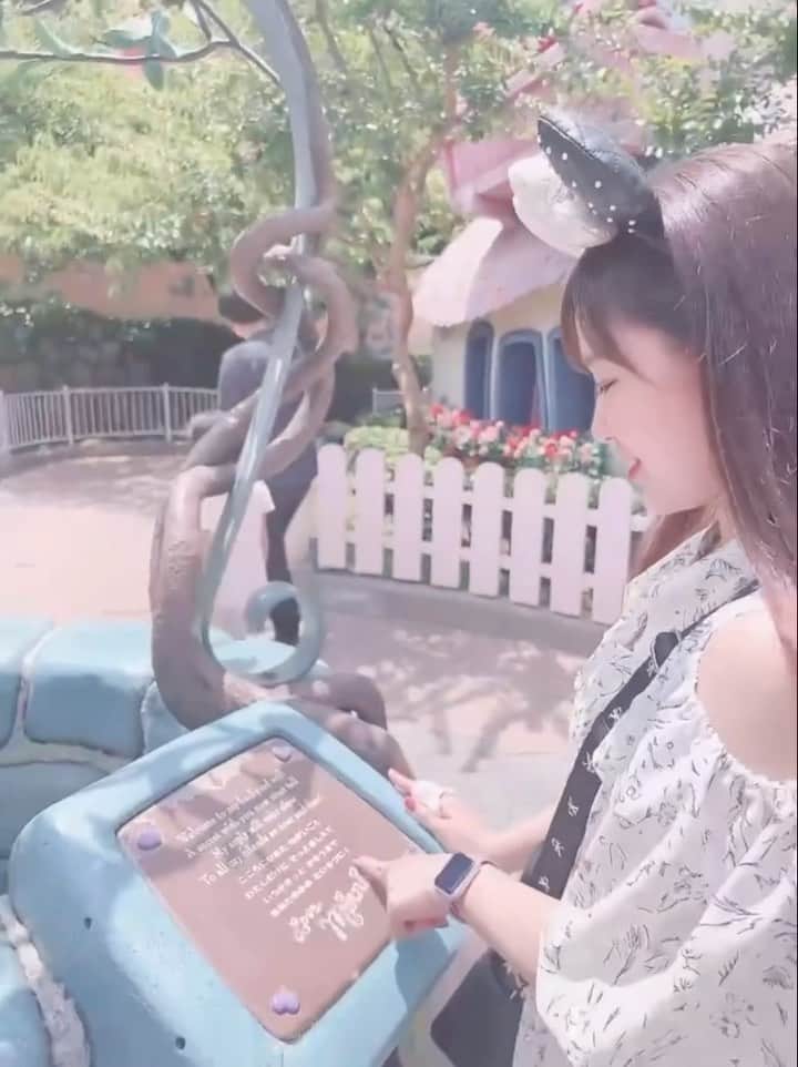 Riicoのインスタグラム：「Birthday Disneyland~~♡♡♡ やっと行けたぁあ♪んだけどね、 写真が多すぎて全然まとめられないのでいったん動画載せておきます！🖤🎀🖤ㅎㅎ こちらはミニーちゃんの願いの井戸🫶🏻 願い事してきた♡ 叶います様に♡ 5年ぶり？のランド楽しすぎたよ…❤️‍🔥 のちほど大量に写真も載せていくね♡🐾笑 #Disneyland #birthday  #ディズニーランド　🏰   7/14の本日！ 我が推しジョングクよ ソロ曲リリースおめでとう♫ "SEVEN"さっそくBGMに 載せさせてもらいました♫ ほんといい声…尊い…👏🏻🐰 激重で素敵なサマーソングをありがとう♫❤️‍🔥 ❤️‍🔥最高❤️‍🔥 #jungkook #seven」