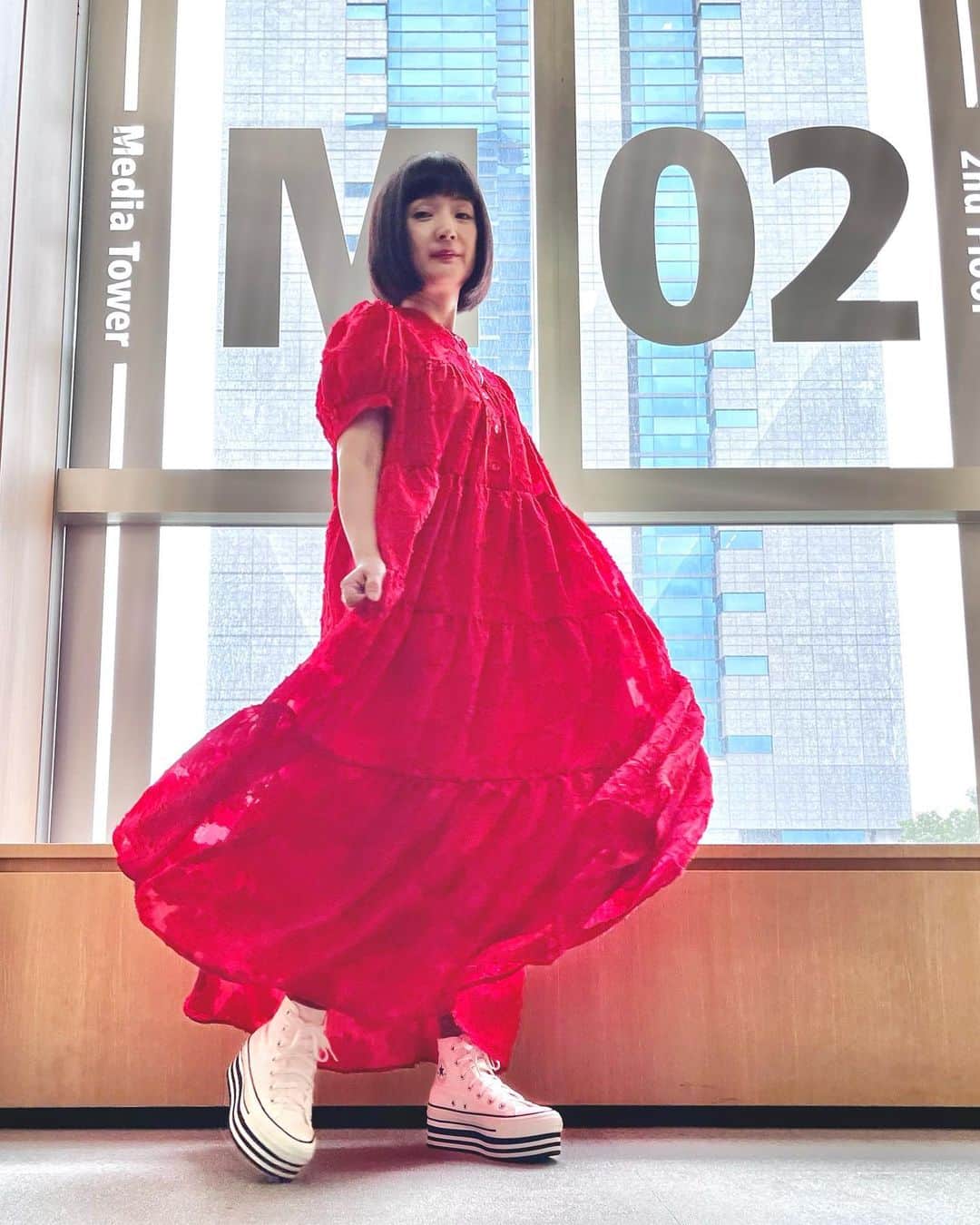 千秋のインスタグラム：「真っ赤なドレスでどこ行くの？ 踊りに行こうよロックンロール💃🏻 テレビと取材と。 #ノンストップ #フジテレビ #生放送」