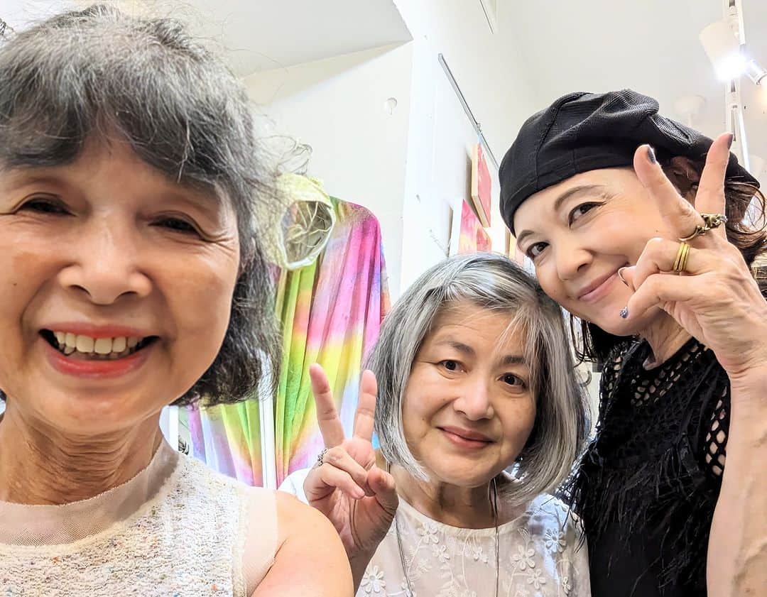 平井富子のインスタグラム：「都内から、友達のサナエさんがアンシャンテに、、  そこにデザイナーのミカさんが、、  ミカさんはデザイン学校の先生もしていて、今日はパンクの日とかでパンクファッション。 ３人でファッショントーク。楽し〜  オシャレなトップス、最近入荷した、ハンドメイドの夏？クリスマス松ぼっくり等を気に入って頂きました。メチャ可愛いです。  また、遊びに来て下さい。」