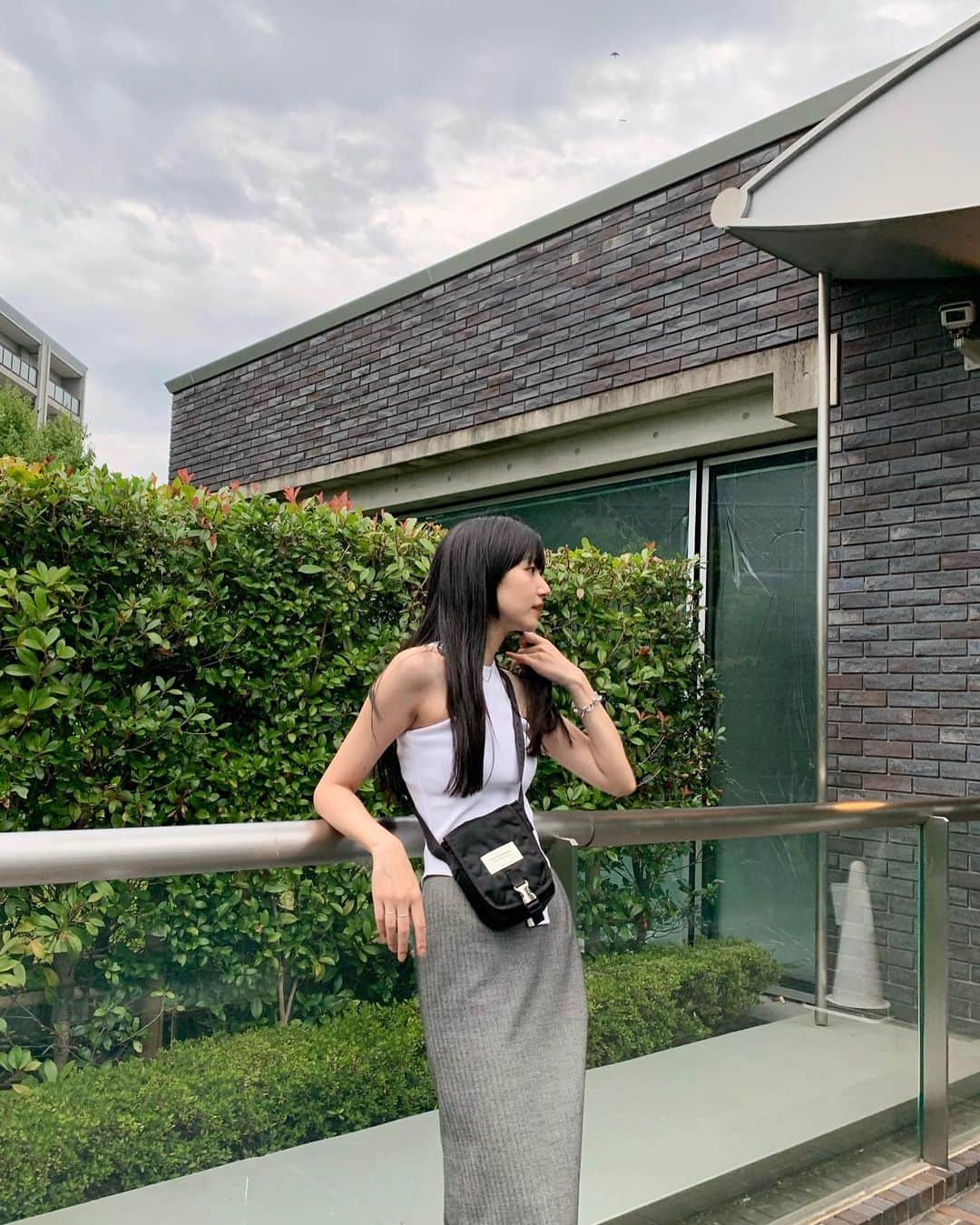 Shiho Sasakiのインスタグラム：「暑くてここ数日毎日タンク🫠 バッグは手ぶらになれるショルダーが大活躍♡  #私服」