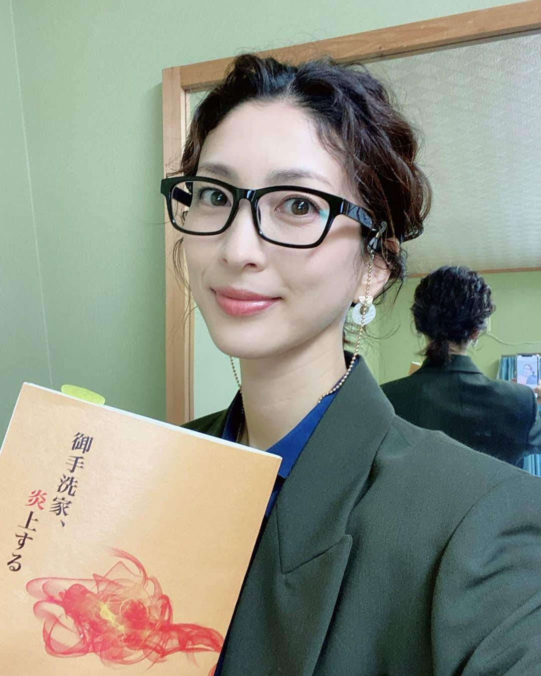 奥田恵梨華さんのインスタグラム写真 - (奥田恵梨華Instagram)「#御手洗家炎上する  ファッション雑誌Shine編集部の吉崎です 私もNetflixでドラマ『御手洗家、炎上する』観始めましたよ〜面白いね 京香さんが本当に力強すぎる…！  ところで吉崎さんて、偶然にも科捜研の泰乃と同じ苗字だったので、実は泰乃と姉妹だったりして…と思いながら演じたとか演じないとか。 #netflix  #奥田恵梨華」7月14日 19時18分 - erikaokuda_official