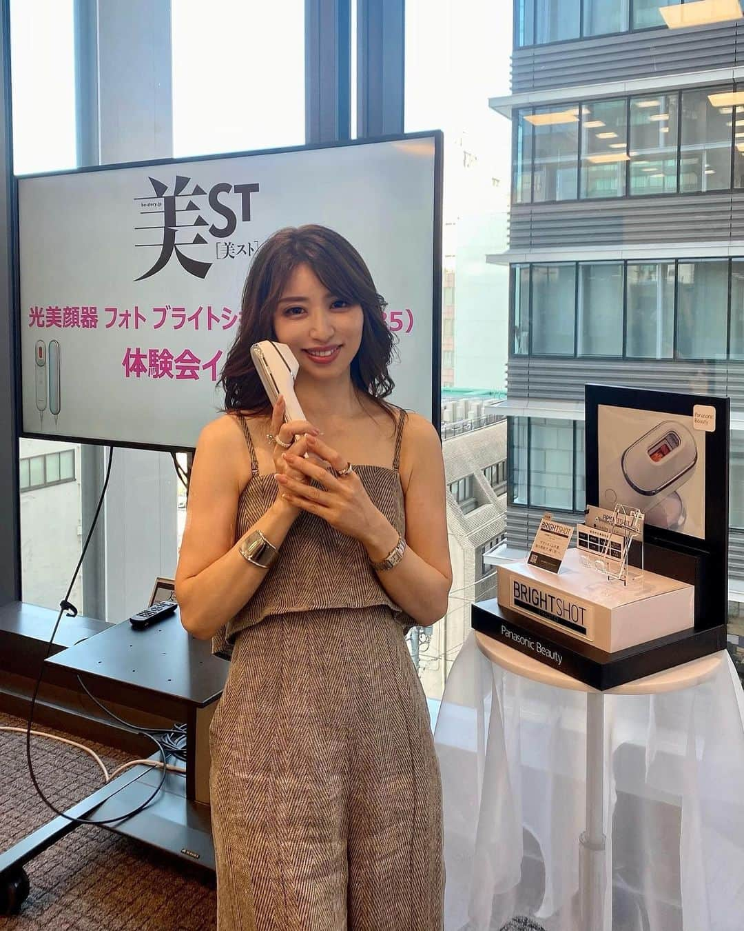 sachi♡さんのインスタグラム写真 - (sachi♡Instagram)「♡  こんばんは🌙  ” Panasonic x 美ST "のイベント パナソニック美顔器 『フォトブライトショット』 トークショー＆体験会に行って来たよ♡ @panasonic_beauty  @be_story_official  PanasonicのIPLフォト美顔器は持っているんだけど こちらはIPLと一緒に赤色LEDも 同時照射ができるから よりキメが整って明るく透明感のある お肌にしてくれるの♡  トークショーでは 美STライターであり美顔器スペシャリストの 吉田瑞穂さん @yoshida_mizuho_creation 大好きなモデルさんの樋場早紀さん @saki_toyoba  が、ご出席されて 『フォトブライトショット』の凄さや 美顔器がエイジングケアにいかに大切かを語られました😌  20代の頃からずーっと美顔器を 使い続けていらっしゃる 美肌の吉田さんの逸話を伺ったら 『フォトブライトショット』 本当に欲しくなりました♡  実際に体験させてもらったけど 事前にジェルなどを塗る必要がなくて 素肌にそのまま照射できる手軽さや 痛みや熱さもなくて 自宅でクリニックのような 美肌トリートメントができるのいいよね✨  イベントではチーム美魔女のみなさんや 美STの統括編集長桐野さん 編集長の千田さんにもお会いできて嬉しかった♡  担当ライターさんの正美さんのMCも素敵でした🎤 @masami_paris  #panasonicbeauty #パナソニックビューティ #フォトブライトショット #光美顔器 #美顔器 #美st #美スト #美stイベント #美ST読者モデル  #美魔女 #アラフィフ #美容モデル #ミセスモデル #50代モデル #読者モデル」7月14日 19時18分 - nail_salon_felice04