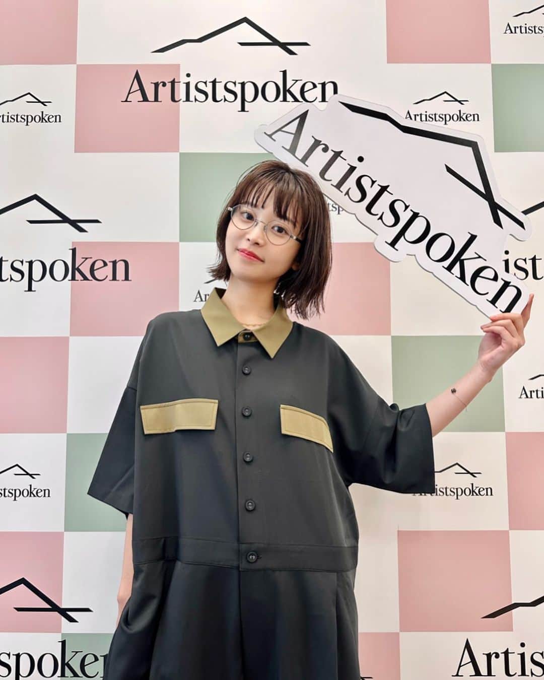 JU!iEのインスタグラム：「#ヒュッゲに過ごす金曜日 本日から毎週⾦曜⽇、 @artistspoken アプリ内で配信スタートです🫶🏻 20:00からJU!iEの番組、是非聴いてみてください！  #ヒュッゲに過ごす金曜日 #artistspoken   Jumpsuit by @antiqua__official」
