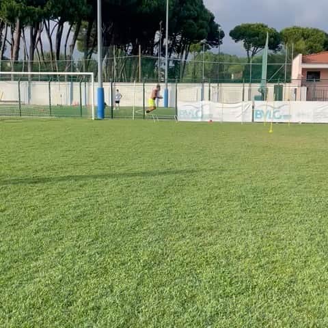ジュリオ・ドナーティのインスタグラム：「Mettiamo dentro un po’ di campo con il prof @ebelli_sc .. passano gli anni ma non la passione!🔥⚽️💪🏼 #training #nopainnogain #nevergiveup」