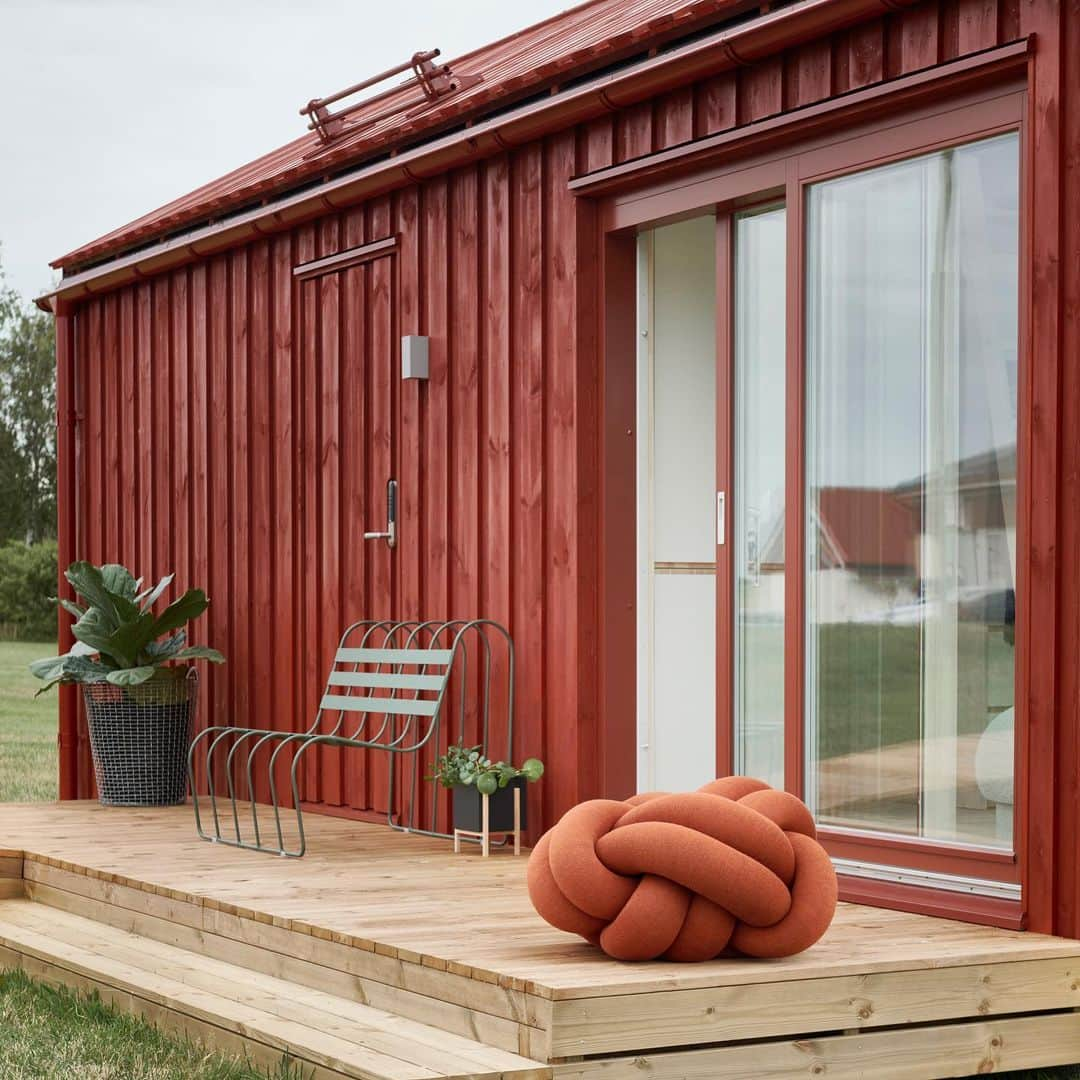 デザインハウス ストックホルムのインスタグラム：「TÄVLING! I sommar kan du besöka ett Attefallshus från Sommarnöjen hos Design House Stockholm i Boarp, Båstad. Huset inreds av Design House Stockholm och allt i huset går att köpa i butiken intill. Nu lottar vi tillsammans ut en Knot Medium (värde 7095kr).   Så här tävlar du:  1. Följ @sommarnojen och @designhousestockholm på Instagram.  2. Berätta i en kommentar i detta inlägg vilken produkt från Design House Stockholm du skulle vilja ha i ditt fritidshus. (Fritidshus som du redan har eller kanske drömmer om att ha).  3. Tagga en vän som du gärna delar en dag på landet med.   Tävlingen pågår mellan 13-27 juli. Vinnaren meddelas i DM och stories på Instagram 1 augusti. Tävlingen är ej administrerad av Instagram.  #tävling #designhousestockhom #sommarnöjen #designhousestockholmopen」