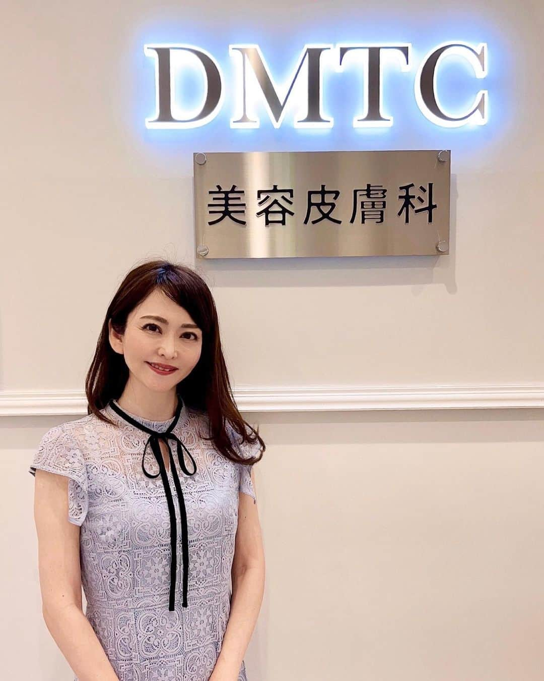 森雅子のインスタグラム：「✨✨  こんばんは。  日本橋で美容DAY✨  DMTC美容皮膚科日本橋院に 行ってきました。  @dmtc_biyou   とっても綺麗で広々としたクリニック。  こちらのクリニックのすごい所は  美容クリニックで受けられる 美容医療サブスク！✨  痩身治療、美肌治療、美容点滴など 『全26種類』の中から  【メイン治療1＋プレ治療2＋ホームケア1」 を選んで月額33.000円で受けられます😊  26種類もあってだいぶ迷いましたが そろそろシミ治療がしたかったので  私はメイン治療をフォトフェイシャル プレ治療にケミカルピーリングと エレクトロポレーションをセレクト。  ホームケアはドクターおすすめの 日焼け止めを選びました。  施術前に最新肌診断マシンVISIAで お肌の状態もみてもらい施術スタート。  ピーリングはちょっとピリピリしますが 古い角質がとれてお肌つるん。  エレクトロポレーションで美容成分を 導入するのでピーリングやフォトの後も 肌が鎮静化されてしっとりでした。  フォトフェイシャルはだいたい1週間かけて シミの部分が濃くなってかさぶたみたいに ぽろんととれます。  シミが薄くなって嬉しい💕  26種類の中には他にも HIFU、 レーザーフェイシャル ハイドロフェイシャル ダーマペン タイトニング 脂肪溶解注射 ボトックス注射 脱毛、美容点滴などたくさん。  他に月額11万円で受け放題の DMTCアンチエイジングプログラムも あります。  これだけ内容が充実してるサブスクは 初めてでウキウキしました。  気になる方はぜひお問い合わせ下さい。  お世話になった加藤さん。 ありがとうございました✨ @akemit001   @dmtc_biyou   【DMTC美容皮膚科日本橋院】 東京都中央区日本橋3-6-2 日本橋フロントB1 03-6910-3820  ・ ・  #DMTC美容皮膚科 #サブスク #美容医療 #定額医療 #美肌ケア #エイジングケア #シミ治療 #シワ治療 #ニキビ治療 #アンチエイジング #美容好き #美肌治療  #美肌になりたい  #若返り #フェイシャルケア #ハイフ #ピーリング #PR #facialtreatment  #日本橋 #nihonbashi」