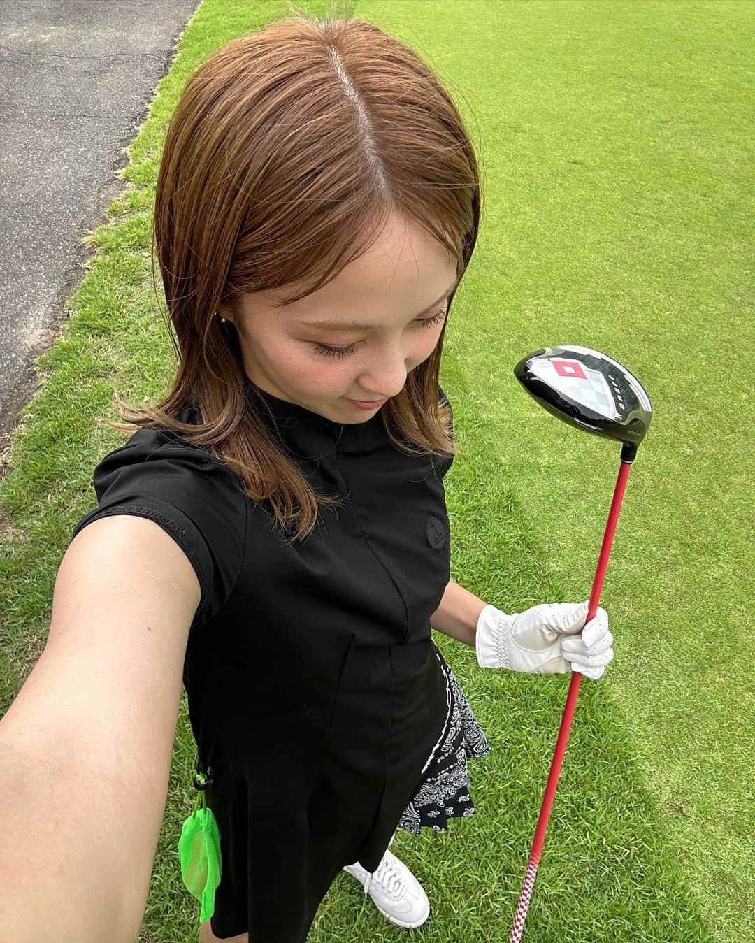 Ami さんのインスタグラム写真 - (Ami Instagram)「いっぱい質問いただいた昨日のウェアは @fr2golf でした⛳️ 可愛いウェアを着るとより一層楽しくなる‼︎  練習の甲斐あって、自己ベスト123でました✌️✨ まだまだ下手くそだけど、ダブルボギーを何回も出せるなんて、私的には奇跡のようなスコア😂  もっと上手になりたいし、ゴルフウェアももっと集めたい‼︎ 今、可愛いウェアいっぱいあるよね〜。  昔、ゴルフにハマる父を横目に「何がそんなに楽しいの？」と思っていたけれど、やっとその気持ちがわかる気がする🥹 お父さん、ゴルフって最高のスポーツだねー‼︎‼︎‼︎ いつかお父さんとも周ってみたいけど、、、今はまだ下手くそすぎてイラつかせそうなので、もうちっと追いつけるように頑張ります💦」7月14日 19時28分 - ami_dream05