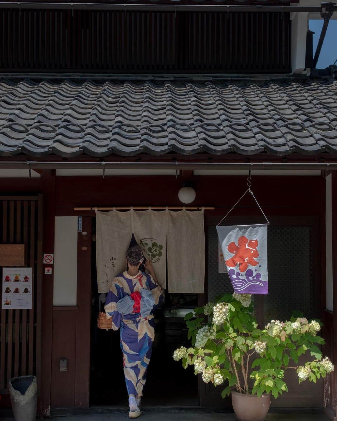 あや ◡̈*❤︎ayaのインスタグラム：「. .  滋賀県米原市ご当地かき氷旅 〜雪舞う米原かき氷トリップ🍧  今年も可愛い オリジナル かき氷が勢ぞろい  暑い夏を米原の魅力つまった 「かき氷」で乗り切ろう🎐  🗓️期間 : 2023年7月1日(土)〜10月1日(日) 参加対象店舗 :15店舗  ①スタンプラリーキャンペーン 対象店舗でかき氷を食べるともらえるスタンプを集めるとステキな賞品が当たる抽選に応募できて  ②フォトコン @yukimaumaibara フォローと #yukimai2023 タグ で撮った写真を 是非応募してみてくださいね  ┈┈┈┈┈┈┈┈┈  📍和cafeたち季 @wacafetachiki2022  （①②③枚目）  📍cafe du MBF @cafe_du_mbf （④⑤枚目）  📍丁子屋 @tyou_jiya （⑥⑦枚目）  📍結咲家 @yu_sakuya  （⑨⑩枚目）  📍醒井延命地蔵尊 （⑧枚目）  ┈┈┈┈┈┈┈┈┈  🔍詳しくはHP「雪舞う米原　かき氷トリップ」で検索  ※キャンペーン期間における販売期間については店舗ごとに異なりますのでご注意ください。 ※時期に応じてかき氷のメニューが変わる場合があります。 ※商品に関する詳細は各店舗へお問い合わせください。  また一部 ご協力いただいての撮影になります為、仕様が異なります点はご容赦ください  #米原市 #yukimai2023 #かき氷 #雪舞う米原 #かき氷旅 #奥伊吹の雪山水 #kakigori #フォトコンテスト #フォトコン #キャンペーン #スタンプラリー  #和cafeたち季 #cafeduMBF #丁子屋 #結咲家」