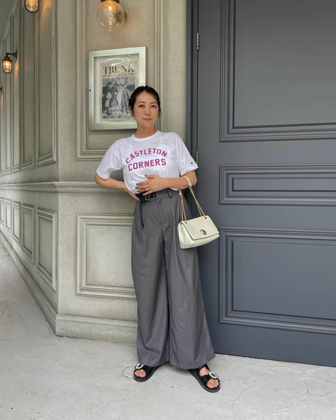 のインスタグラム：「☆ 𝕠𝕦𝕥𝕗𝕚𝕥 ☆  . 7月14日素敵な日になりました🩷  そんな日はピンクロゴのTシャツで🩷 @geera__official  champion可愛い🩷 商品番号🔍207917  7人の新たなスタート楽しみです  そして、今日は楽しすぎた1日で ランチも食べ過ぎ パンツのウエスト部分がピチピチ🐖 @l.lily1013  @miyukiii.mka  @330emi   . .  #GeeRA #geera_ootd#ジーラ#夏コーデ #夏服  #購入品紹介 #pr #高身長女子#高身長コーデ#40代コーデ #40代ファッション#大人カジュアル#30代ファッション #30代コーデ#骨スト#骨格ストレート#シンプルコーデ#キレイめコーデ」