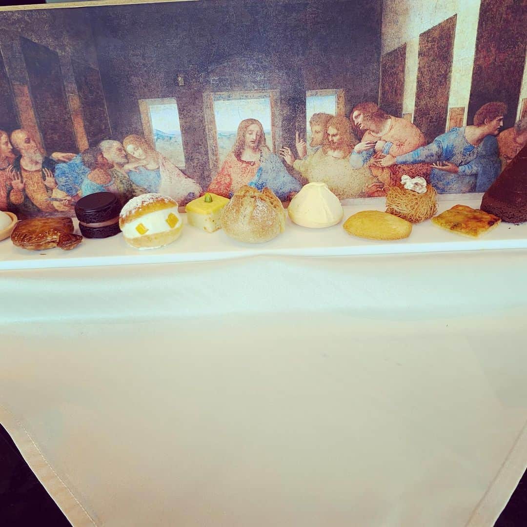 加藤千恵さんのインスタグラム写真 - (加藤千恵Instagram)「いつかのアフタヌーンティー。ダヴィンチの「最後の晩餐」をモチーフにしたもの！　使徒たち（とキリスト）がイメージされているスイーツとセイボリー、果たしてユダをどのタイミングで食べるべき……？　と悩んだものの、結局何も考えずに左から食べていくというスタイルをとりました。ダヴィンチによる人体図が描かれてるのは、野菜モクテル。すごい！」7月14日 19時41分 - katochie1110