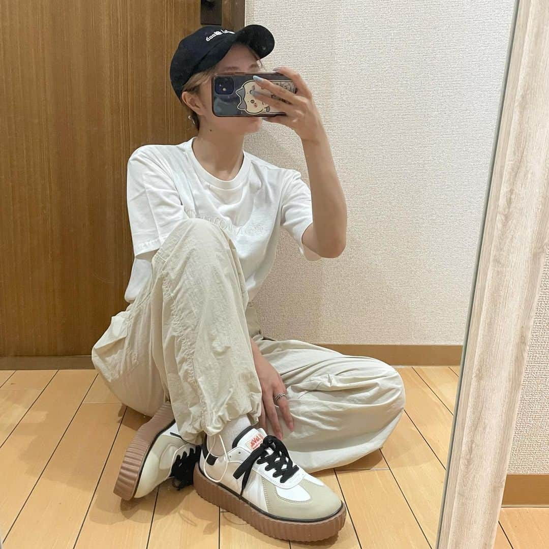 加藤愛永のインスタグラム：「珍しくあわめの格好🫧​ @classicalelf_official のスニーカーが可愛いよ👟🤎​ .​ ソールの高さが3.5cmなんだけど​ 全然軽くてたくさん歩いても疲れにくいと思う🙆‍♀️​ ブラウンのLサイズだよ❕​ 普段23.5~24履くこと多いけどちょうどよかった❕​ 見た目の割に横幅あるから、足幅ある人でも​ いけると思う〜❕​ .​ .​ ​ #classicalelf #クラシカルエルフ #エルフコーデ #タイアップ #JAVA #ジャバ #code #骨格ナチュラル ​」