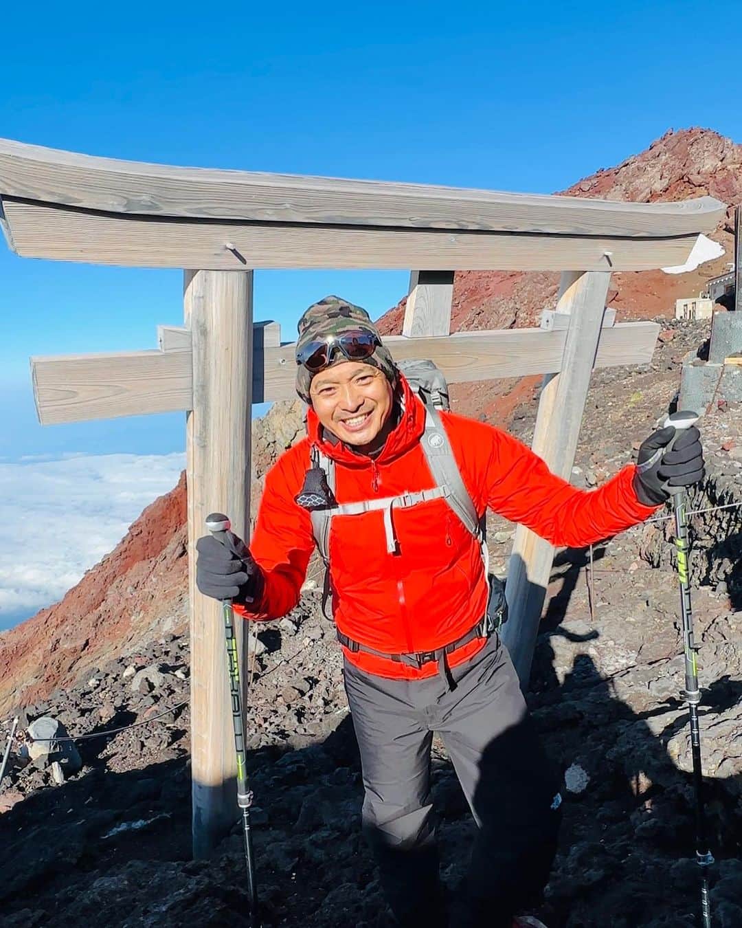 木下レオンさんのインスタグラム写真 - (木下レオンInstagram)「✨  #富士山 #開山日 に登りましたバイ‼️  ✨  1泊2日のスケジュールでしたが、  まず4時間かけて  山小屋までいき19時から寝て、  深夜の1時に起き  ここからが本当のスタートですバイ😁  ✨  なんとその後‼️  ✨  13時間歩き続けました‼️  体力に自信がある私もさすがにキツかったですバイ‼️  ✨  富士山はあの世と繋がると言われるほどの#霊山 で  #生まれ変わり ができる場所とも言われ  さらに宇宙にも繋がっていると言われておりますバイ‼️  ✨  そして富士山に登ったことがある人は知っていると思いますが  頂上付近で風が強くて山頂まで行けなかったり、  行けても曇りなどで  #ご来光 が見れなかったりすると思いますが  私は素晴らしい#ご来光 に出会えたので  大きな生まれ変わりとなる事でしょう🙏  ✨  そして文章では伝えきれないことがありますので  7月18日（火曜日）の朝7時～8時にインスタライブしますバイ‼️  ✨  #富士山 の話なども含めて、皆様にお伝えしたいことがあるので、  是非、参加下さいませ✨  ✨  本日も皆様に幸せあれ🙏  ✨  やっぱ愛やろ❣️ . . . #木下レオン 開運サロン Polaris では  ・木下レオンの #占い ・木下レオンとの #神社 ツアー ・ご祈祷ライブ ・毎日の #開運 情報 ・オンライン交流会 ・#REON塾 ・限定ラジオ放送  共に開運をする仲間を募集中です。  プロフィールから飛べます😊」7月14日 19時40分 - reon_japan