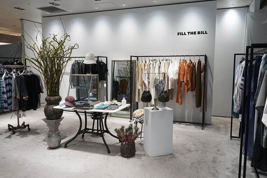 のインスタグラム：「.  FILL THE BILL  POPUP STORE SHIBUYA PARCO 3F 7/15(Sat) - 7/30(Sun)  渋谷PARCO 3FにてPOP UPイベントを開催いたします。 23SSに加え、23AWコレクションのサンプルを展示した先行予約販売を行います。 MENS,WOMENS全てのラインナップが並ぶこの機会をお見逃しなく。  ◆7/15(土)〜7/31(月)の間FILL THE BILL AOYAMA店はお休みさせていただきますので何卒ご了承くださいませ。」