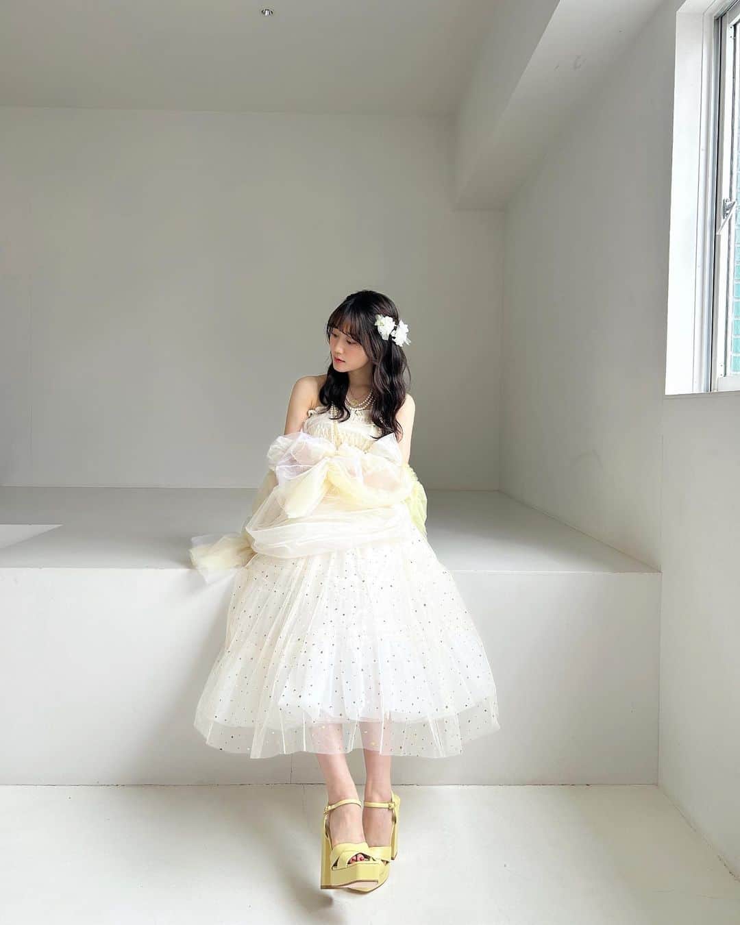 小倉唯のインスタグラム：「ライブグッズ撮影時のオフショット 〜とてもお気に入りでした😌✧ ˚₊*  https://ogurayui.jp/assemble/」