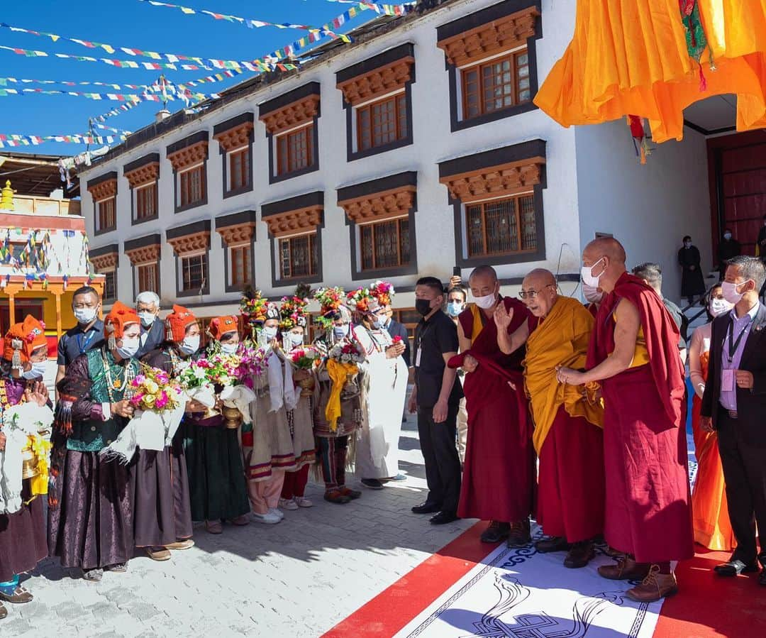 ダライ・ラマ14世さんのインスタグラム写真 - (ダライ・ラマ14世Instagram)「HHDL embarks on a pilgrimage to Jhokang in Leh, Ladakh on July 14, 2023. #dalailama #leh #ladkh #pilgrimage」7月14日 19時39分 - dalailama