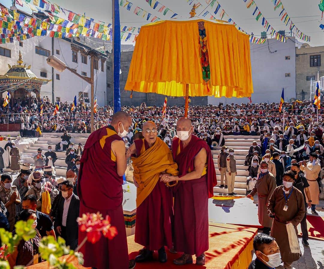 ダライ・ラマ14世のインスタグラム：「HHDL embarks on a pilgrimage to Jhokang in Leh, Ladakh on July 14, 2023. #dalailama #leh #ladkh #pilgrimage」