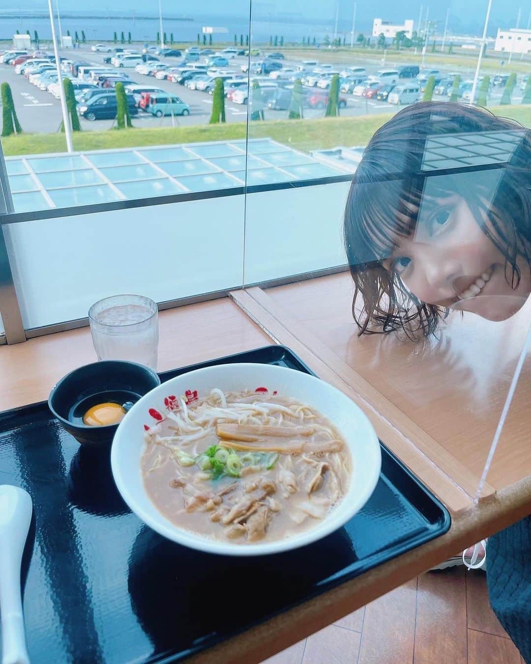 幹葉（スピラ・スピカ）のインスタグラム：「メイクさんが食べ物の写真を撮ろうとするとき、この顔で写り込むことにハマっとる。ハマりだして半年経過！ #幹葉美味しい思い出」