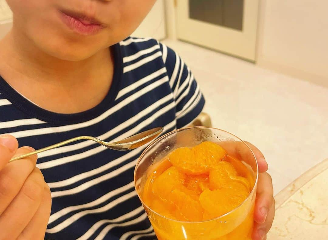 安めぐみさんのインスタグラム写真 - (安めぐみInstagram)「今日は娘とごろごろみかんゼリーを作りました🍊🍊  と、先日の撮影終わりのぱちりっ☺︎✨ 昨日今日はここのところの暑さと比べると幾分過ごしやすかったですが、 また週末から暑くなりそうですね☀️💦🚶‍♀️ 皆さん体調に気をつけて過ごして下さいね😊  #みかんゼリー #娘と #🍊#おやつ #ぱちりっ #今日もお疲れ様でした✨」7月14日 19時45分 - yasu_megumi_official