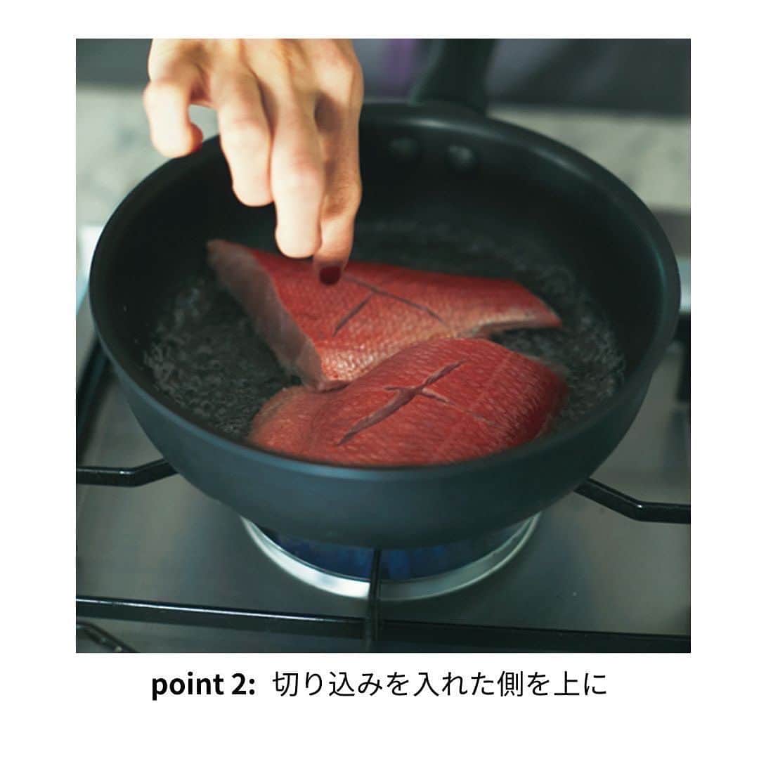 Cooking VERYさんのインスタグラム写真 - (Cooking VERYInstagram)「ご飯の献立に迷ったらariko @ariko418 さんのインスタを覗いていたという武井咲さん。一緒にキッチンに立って教えてもらったのは「魚料理」！  今回は、そのなかからフライパンで手軽に作れる【金目鯛の煮付け】をご紹介✨  煮付けは、玉酒を使うとふっくら。 各段においしくなって失敗なし！  お酒と水を合わせた「玉酒」は、おいしい煮付けの名脇役💡 他の調味料を入れるより先に、煮立たせた玉酒に魚を入れて煮る。 それだけで身がふっくら、臭みも抜けます。  外は色濃く、中は白い金目鯛はふっくらした食感で 白いご飯が止まらないおいしさです😊 つけ合わせのごぼうとわかめも 同じフライパンで煮込めてラク！  #cookingvery #very #雑誌very #veryweb #魚料理 #魚の煮付け #金目鯛の煮付け」7月14日 19時50分 - cooking_very