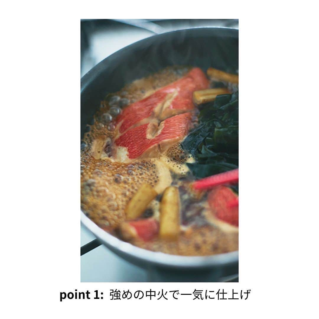 Cooking VERYさんのインスタグラム写真 - (Cooking VERYInstagram)「ご飯の献立に迷ったらariko @ariko418 さんのインスタを覗いていたという武井咲さん。一緒にキッチンに立って教えてもらったのは「魚料理」！  今回は、そのなかからフライパンで手軽に作れる【金目鯛の煮付け】をご紹介✨  煮付けは、玉酒を使うとふっくら。 各段においしくなって失敗なし！  お酒と水を合わせた「玉酒」は、おいしい煮付けの名脇役💡 他の調味料を入れるより先に、煮立たせた玉酒に魚を入れて煮る。 それだけで身がふっくら、臭みも抜けます。  外は色濃く、中は白い金目鯛はふっくらした食感で 白いご飯が止まらないおいしさです😊 つけ合わせのごぼうとわかめも 同じフライパンで煮込めてラク！  #cookingvery #very #雑誌very #veryweb #魚料理 #魚の煮付け #金目鯛の煮付け」7月14日 19時50分 - cooking_very