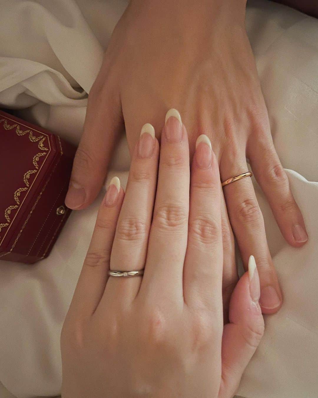 江野沢愛美さんのインスタグラム写真 - (江野沢愛美Instagram)「結婚からもうすぐ4ヶ月経つのですが、 今日はかなり聞かれていて答えられてなかった私たちの結婚指輪のお話を書こうと思います。 ⁡ 私の好きなものに！と言ってくれていたのですが、 お恥ずかしながら絶対ここのがいい！という理想が0...笑 なので太めのファッション感のあるもの、デザインが施されているもの... ブランドもノーブランドも関係なく沢山見すぎて、珍しく頭を抱えるほど悩んだ私。笑 ⁡ "今の気持ちももちろん大事だけど自分たちが おじいさんおばあさんになってもずっと飽きないシンプルなものがいいと思うよ" と一言受けて 1番最初に観に行って素敵だなと思っていた、カルティエの1895にしました。 お話ししてくれた1895のバッググラウンドも素敵で。 ⁡ 1番聞かれるお互い色が違うことについては、 元々お揃いにはこだわりがなく、それぞれ自分の肌の色に似合って自分自身が心からつけたいと思ったカラーにしたいで気持ちが一致していました。 私は普段のアクセサリーも邪魔せず、ギラっとせずにシンプルで上品なものが好みだったので自分の手に似合うものをいただきました。ということでした！☺︎ ⁡ 指輪やプロポーズに理想はなかったけど、やっぱりこの赤いBOXに頭のどこがで憧れがあったのかも？ですね🧚🏻‍♀️笑 ⁡ 皆さんの理想の指輪orご自身の結婚指輪ストーリーはどんなものですか？ 聞かせてください✨」7月14日 19時46分 - enosawa_manami
