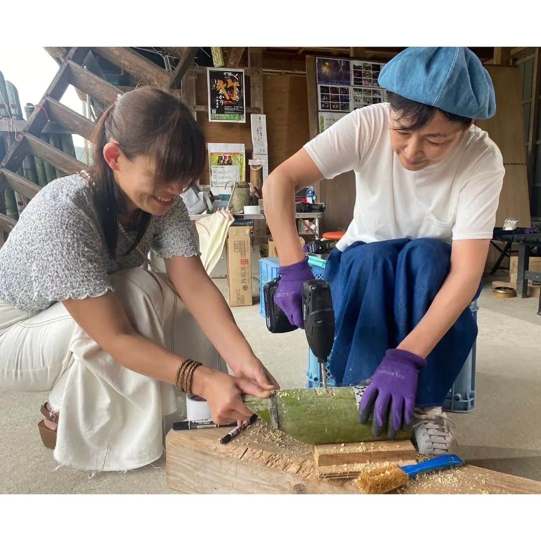 財前直見さんのインスタグラム写真 - (財前直見Instagram)「🍙 先日、竹灯籠を作ってきました！🤗 明日15日(土)まで体験会をやっているそうで、明後日16日(日)の夜にはイベントもあるとのこと 浄泉寺で竹灯籠にやさしいあかりを灯してみては😊 🍙 #竹灯籠 #あかり ＃岩切千佳 さんと #浄泉寺 皆さんと #体験会 #イベント #Z NAOMI探してみて！ #大分 #国東 #直見工房 #財前直見 #🍙」7月14日 19時47分 - naomi_zaizen_official