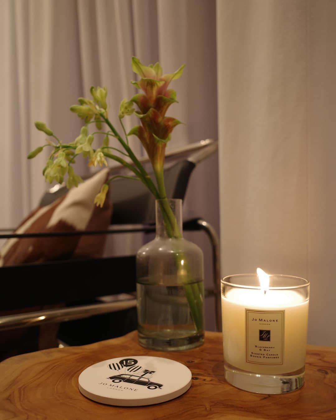 佐々木彩乃のインスタグラム：「普段からライフスタイルに欠かせないJo Malone Londonが今年日本上陸15周年😌 上質な香りが癒されるし、ギフトで送っても喜ばれるから私にとって欠かせないブランドです。  16,500円(税込)以上お買い物いただくと、先着で日本上陸15周年記念オリジナル コースターをプレゼントしてるんだって✨ 7月は15周年を記念して作られた特別なイラストがプリントされた、日本限定のデザイン。 コースターとしても使えるし、コロンを吹きかけて香りを楽しんだり、ディフューザーやキャンドルのトレイとして使ったりもできるよ🤍 店頭やJo Malone London公式サイトをチェックしてね！  #JoMaloneLondon #ジョーマローンロンドン #PR @jomalonelondon」