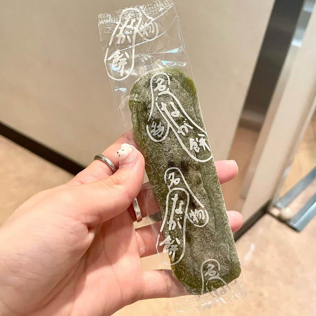 ぱいぱいでか美さんのインスタグラム写真 - (ぱいぱいでか美Instagram)「なが餅の抹茶味💚 . この前プライベートで名古屋行った時に名駅で見つけた！ 地元三重県のなが餅、めちゃくちゃ美味しくて大好きなんだけど 期間限定で抹茶味が出てたのは知らなかったー！ いつものプレーンなのも大好きだけど 抹茶も美味しかったです💚  そして！ SUUMOタウンさんにて、エッセイを寄稿いたしました🖊️ 三重県での思い出、想い、大好きなライブハウス松阪M'AXAでのこと いろいろ書かせてもらいましたので ぜひ読んでください🫶🏻 ストーリーにリンク貼っておきます🔗 . #なが餅 #三重県 #SUUMOタウン #でか美ちゃん」7月14日 19時58分 - paipaidekami