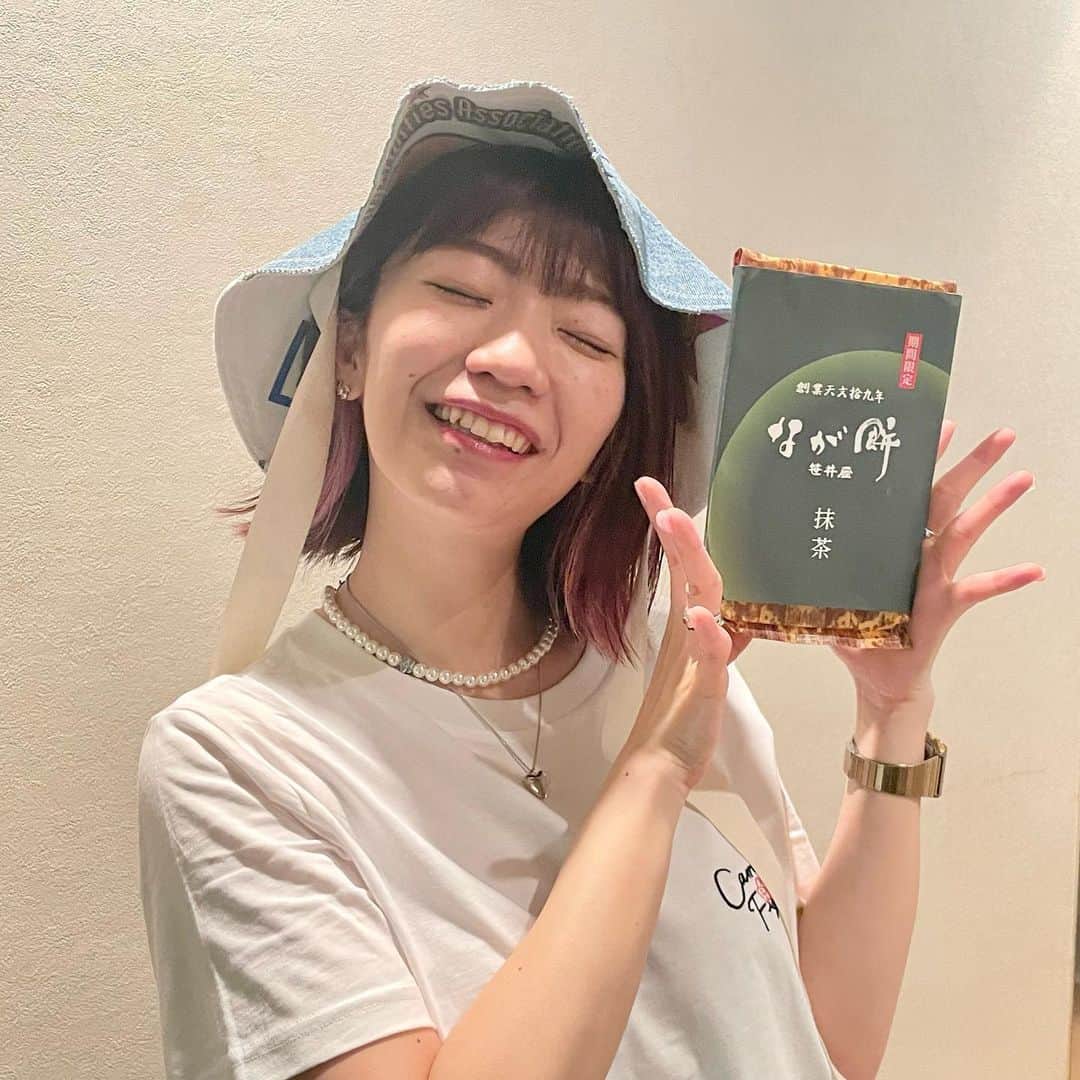 ぱいぱいでか美さんのインスタグラム写真 - (ぱいぱいでか美Instagram)「なが餅の抹茶味💚 . この前プライベートで名古屋行った時に名駅で見つけた！ 地元三重県のなが餅、めちゃくちゃ美味しくて大好きなんだけど 期間限定で抹茶味が出てたのは知らなかったー！ いつものプレーンなのも大好きだけど 抹茶も美味しかったです💚  そして！ SUUMOタウンさんにて、エッセイを寄稿いたしました🖊️ 三重県での思い出、想い、大好きなライブハウス松阪M'AXAでのこと いろいろ書かせてもらいましたので ぜひ読んでください🫶🏻 ストーリーにリンク貼っておきます🔗 . #なが餅 #三重県 #SUUMOタウン #でか美ちゃん」7月14日 19時58分 - paipaidekami