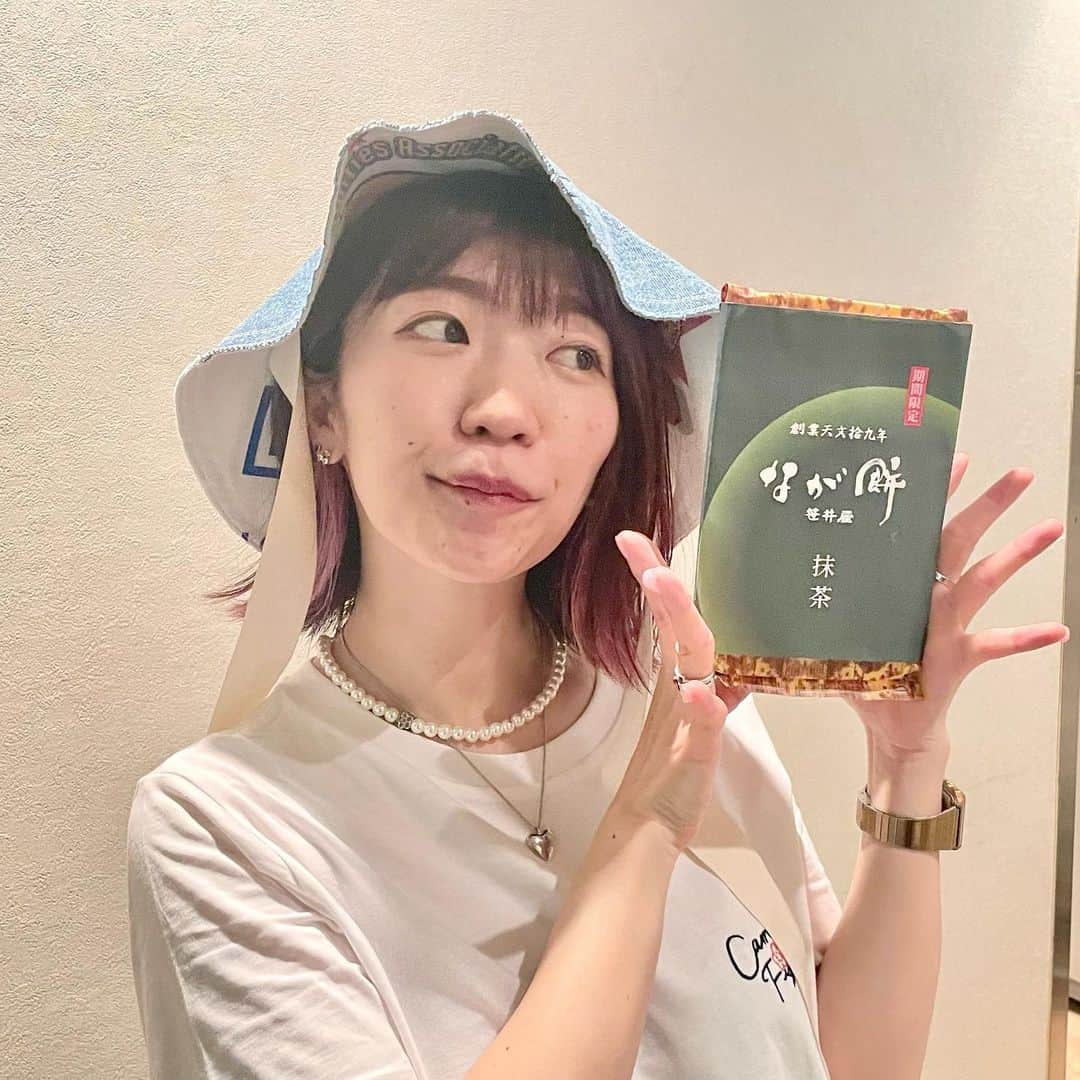ぱいぱいでか美のインスタグラム：「なが餅の抹茶味💚 . この前プライベートで名古屋行った時に名駅で見つけた！ 地元三重県のなが餅、めちゃくちゃ美味しくて大好きなんだけど 期間限定で抹茶味が出てたのは知らなかったー！ いつものプレーンなのも大好きだけど 抹茶も美味しかったです💚  そして！ SUUMOタウンさんにて、エッセイを寄稿いたしました🖊️ 三重県での思い出、想い、大好きなライブハウス松阪M'AXAでのこと いろいろ書かせてもらいましたので ぜひ読んでください🫶🏻 ストーリーにリンク貼っておきます🔗 . #なが餅 #三重県 #SUUMOタウン #でか美ちゃん」