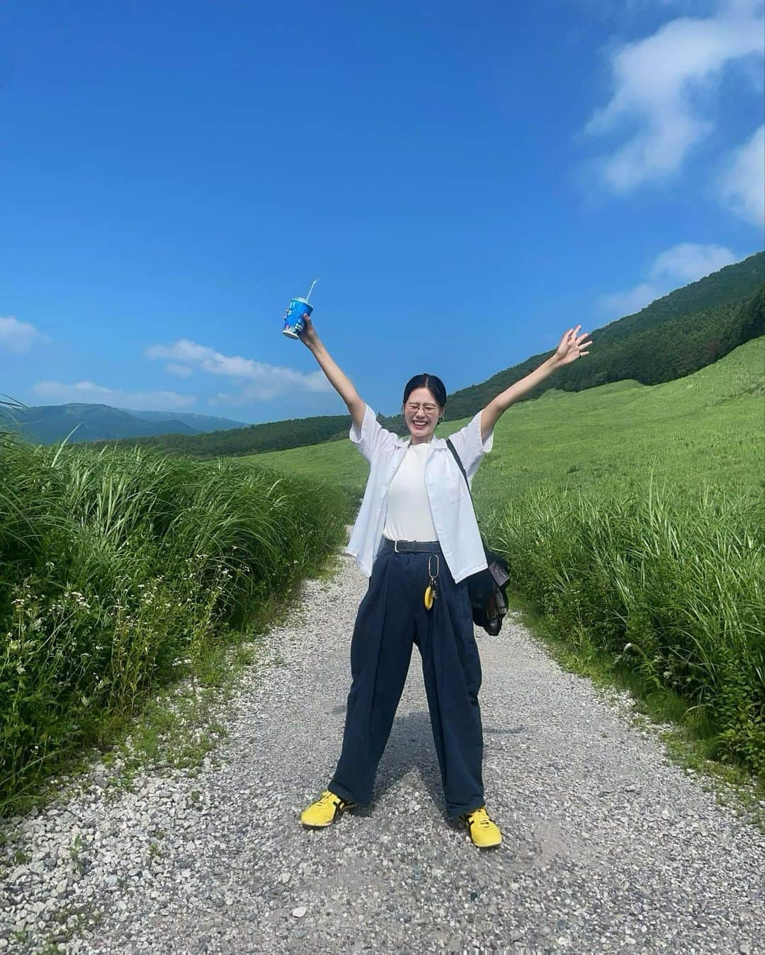 田中シェンのインスタグラム：「空ー！山ー！3連休！！  Tops @freaksstore_official  Shoes @onitsukatigerofficial  Pants @stevenalan  Glasses @kearny_eyewear  Inner @shellyisland_official  Bag @auntmaries.official   三連休のショート旅を想定して 一足先に #箱根湯本 を満喫してきました🙋🏻‍♀️ 日帰り温泉に入れなかったことだけ 次回に持ち越します🧖♨️  #箱根 #仙石原すすき草原  箱根駅からバスに揺られ30分〜 #仙石高原 駅を降りると一年のススキ🌾 ならぬ時期が夏なので草原☺️ さんぽも気持ち良いのだけど熱中症注意です。 個人的には誰もいないのを見計らい 「あー！」と叫んだのが楽しかったー！ また秋にきます🙋🏻‍♀️  @fujiya_hotel  またバスに15分ほど揺られやってきたのは 箱根といえばの #富士屋ホテル 。 Salonというカフェが入ってるのですが そこで食べたレモンケーキ🍋が 大優勝でございました。優雅な気分になりました。 その後建物を探検し、和洋折衷に美しいなぁ、と 見惚れました。  @official.miyanoshita.morimeshi  ゴージャスな気分のあとは見知った味が 食べたくなるということでホテルから徒歩10分の こちらへ💁🏻‍♀️帰りの電車も近いのがポイント。 あじ彩丼と失恋青春サワーをお願いしました！ 私、炊き込みご飯とか、ちらし寿司とか 具材がたくさん入ってて掻き込める丼もの が大好きで、あじと地魚と柴漬けの相性たるや！ さっぱり美味しかったです。何頼んでいいか わからかったら是非💯  #hakoneyumoto is famous for its #onsen♨️  You may also visit #owakudani for black boiled 🥚. (I don’t know why they turn black yet) And #fujiyahotel is must visit place. Bc rumors says It’s the hotel became #miyazakihayao ‘s movie  #spiritedawaymovie 🥹🩵 how perfect for ur holiday!  #箱根旅行♨️ #箱根観光スポット  #箱根グルメ #箱根カフェ #箱根さんぽ  #箱根湯本食べ歩き #箱根登山バス  #オニツカタイガーメキシコ66  #yellowsneakers #白シャツコーデ  #ストリートコーディネート #東京案内　#일본여행🇯🇵 #여행일기✈️ #푸드스타그램🍴  #카페스타그램☕🍨🍰 #每日穿搭分享  #日系穿搭 #tokyotouristinfo」