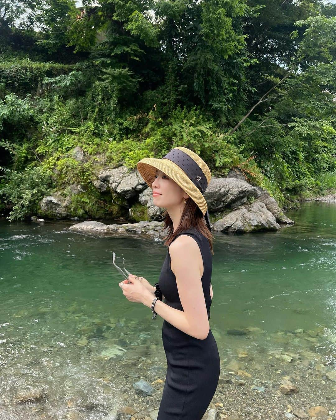 石井亜美さんのインスタグラム写真 - (石井亜美Instagram)「☀️  この景色、なんと東京🍃  この前、人生で初めて川で遊んだのですが、 最高〜に気持ちよかった！！  「冷たいし、足だけにするかぁ〜」なんて言っていたのに 結局最後にはしっかり泳いで楽しんでいました😂  あきる野市の秋川渓谷ってところだよ⛰️ また必ず行きたい。。  Black onepiece @cosstores_jp  Hat @chapeaud_o  Bikini @calzedonia   #あきるの市　#秋川渓谷　#川遊び #chapeaudo #cos #calzedonia」7月14日 19時50分 - ami_ishii_